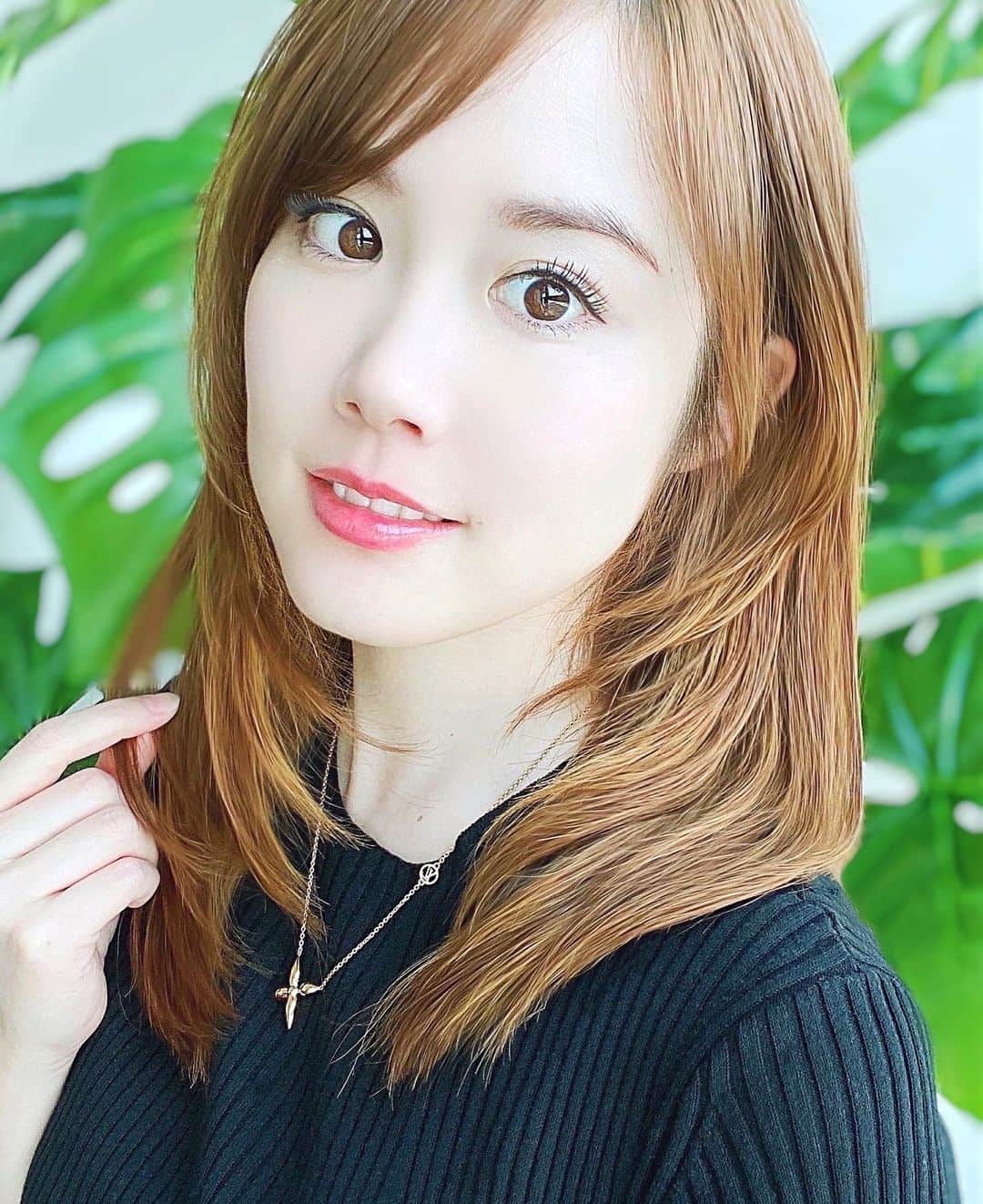 メロディー・モリタのインスタグラム：「Happy April!🌸 Back home after a long biz trip & changed up my look for Spring/Summer💚 It's a subtle difference, but it feels good to chop off a couple inches and add in highlights like several years ago😊  Timing was perfect because @AVEDA, who I've been a partner of for over five years, recently sent me their botanical repair collection again but this time including their newest 100% vegan hair serum🙌🏻 I was amazed at how it made my hair silky smooth overnight, and the hygienic packaging makes it convenient for trips as well! Love that it's also silicone-free✨  I've got some super exciting news to share including upcoming TV filming at one of the best places to be in the world AND a huge project that I'll be traveling overseas for!💕 can't wait to drop the news😆 Enjoy the new season and wishing you all an awesome weekend ahead!✨  LAやTXなどへの出張を終え、春夏に向けてヘアチェンジ！💇‍♀️ 本人以外はあまり違いが分からないかもですが（笑）、10cmほどカットし、数年ぶりにハイライトも入れて頂きました☺️  5年以上パートナーで、いつもお世話になっているAVEDAから頂いたコレクションの中から、新しいヘアセラムで髪もツヤツヤに✨ 100%ヴィーガンの独自の植物由来成分が配合されていて、夜寝ている間に髪のダメージを補修してくれるシリコンフリーのアイテム。持ち運びがしやすくポンプ式なので、これからの出張にも持参したいです！  社会が大きく変わってしまった時期から、徐々にワークスタイルも戻りつつある中、数年ぶりに色々な方々と再会できる様になったことを本当に嬉しく思います。  今後は、皆さんがご存知のあの場所💡でのTV番組ロケや、 大型企画の海外ロケもいくつか決まっているので、感動やワクワク感を順番にシェアさせて頂きます！🤗  いよいよ新しい季節が始まります✨ エンジョイしながら頑張りましょう🙌🏻 #newmonthnewhair #botanicalrepair #avedapartner」