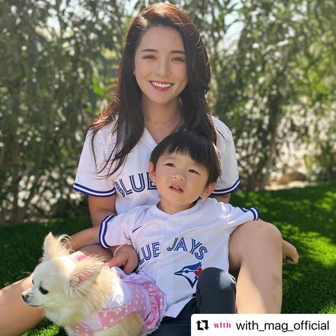 のインスタグラム：「はじまります💙  #Repost @with_mag_official with @make_repost ・・・ 【共働きwithで新連載スタート🎉】 アナウンサーとして活躍したのち、メジャーリーガーの菊池雄星投手と結婚された、深津瑠美さん。現在はアメリカ、カナダを拠点に 、アスリートである夫を支えるパートナーとして、また一児の母として忙しい日々を送っています。そんな瑠美さんの連載が４月５日より共働きwithにてスタートします！  夫婦についての話や海外での子育て、日本とアメリカの違いなど……。この連載でしか聞けない話をお楽しみに😊  ＠_rumi.kikuchi_  #with #深津瑠美 #結婚 #子育て #育児 #baseball #family #love」