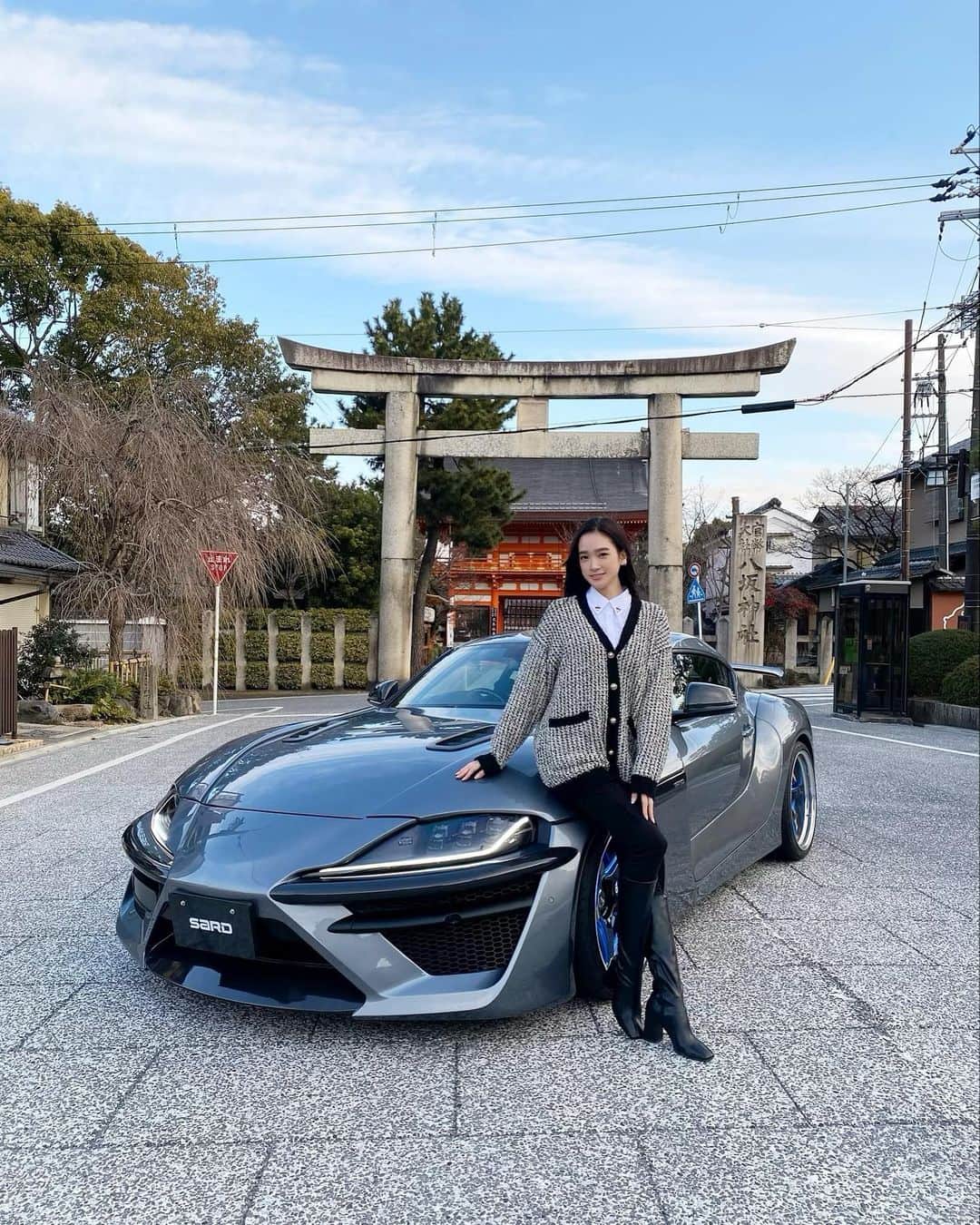 太田麻美のインスタグラム：「【SARD Supra 90】  最新の90型GRスープラをベースに手がけたコンプリートマシン @sard_japan_official 様の 『SARD Supra 90』と一緒に先日撮影をしてきました✨ 外装も内装もとにかくとてもカッコよすぎました✨✨ 限定20台の販売！  SARD officialのYouTubeに SARD Supra 90のショートバージョンの動画が公開されましたので、是非ご覧ください💙  ➡️https://m.youtube.com/watch?v=8_aAC-1RdPk&feature=youtu.be  #sard #grsupra #supra90 #car #kyoto #tgrteamsard #サード #スープラ #スープラ90 #京都」