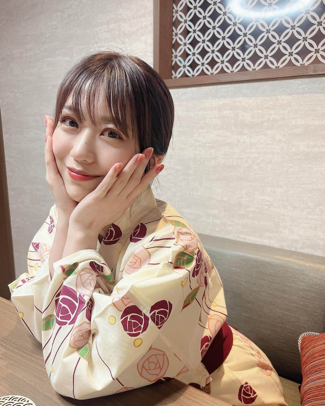 篠崎彩奈さんのインスタグラム写真 - (篠崎彩奈Instagram)「. 可愛い浴衣が沢山あってどれきるか悩んだ🤭 浴衣どうですかー？👘  #浴衣 #温泉 #旅館 #温泉旅行 #錦水館」4月2日 18時16分 - ayana.s_official