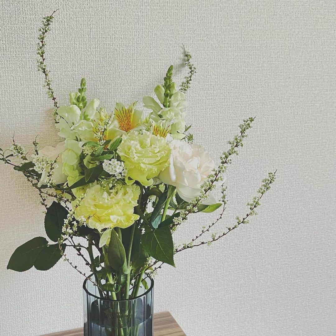 大友花恋さんのインスタグラム写真 - (大友花恋Instagram)「お花も花瓶も可愛くて、視線に入るたびに嬉しい気持ちになります🌷 春、4月。 新しいことが始まるこの季節は緊張しますが、深呼吸しながら進んでいきましょうね☺️」4月2日 17時04分 - karen_otomo