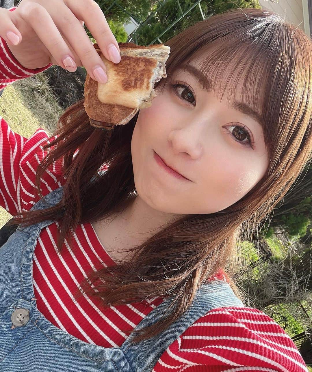 成瀬心美さんのインスタグラム写真 - (成瀬心美Instagram)「🍞  やほー！ 今日は朝から キャンプロケ🏕  みんなは シスコーン派？ コーンフレーク派？  私は子供の頃から コーンフレークだった🤣  でもシスコーンも とってもおいしかったよ✨  今日はこれを使って ザクザク衣の スナックチキンを作った👍  あとはホットサンド作ったり 近くの桜を見に行ったり 楽しかった🥰  最近頑張って ダイエットしてるつもりなのに←  このロケになると楽しくて チョコレート沢山 食べてしもた😂 明日からも頑張ろうっと！  EX MAX SP 6/11発売号です✨よろしくね！  #camp #cooking #キャンプ女子」4月2日 17時10分 - coco3ndazo