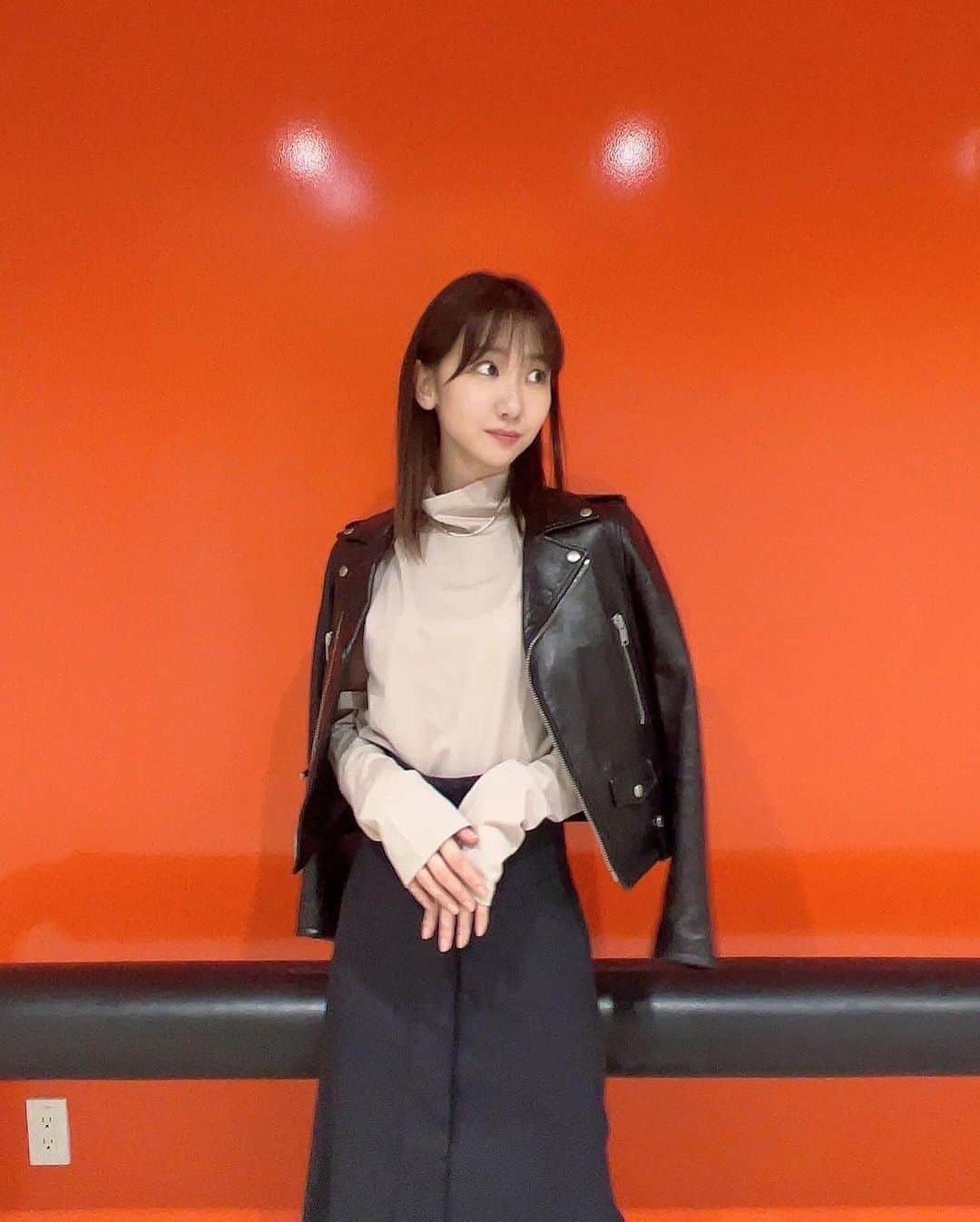 柏木由紀さんのインスタグラム写真 - (柏木由紀Instagram)「𓂃𓊝𓄹𓄺  とある日の私服です。  とあるテレビ局は壁がオレンジで可愛いので ついつい写真を撮りたくなってしまいます🙂📷」4月2日 17時56分 - yukikashiwagi_official