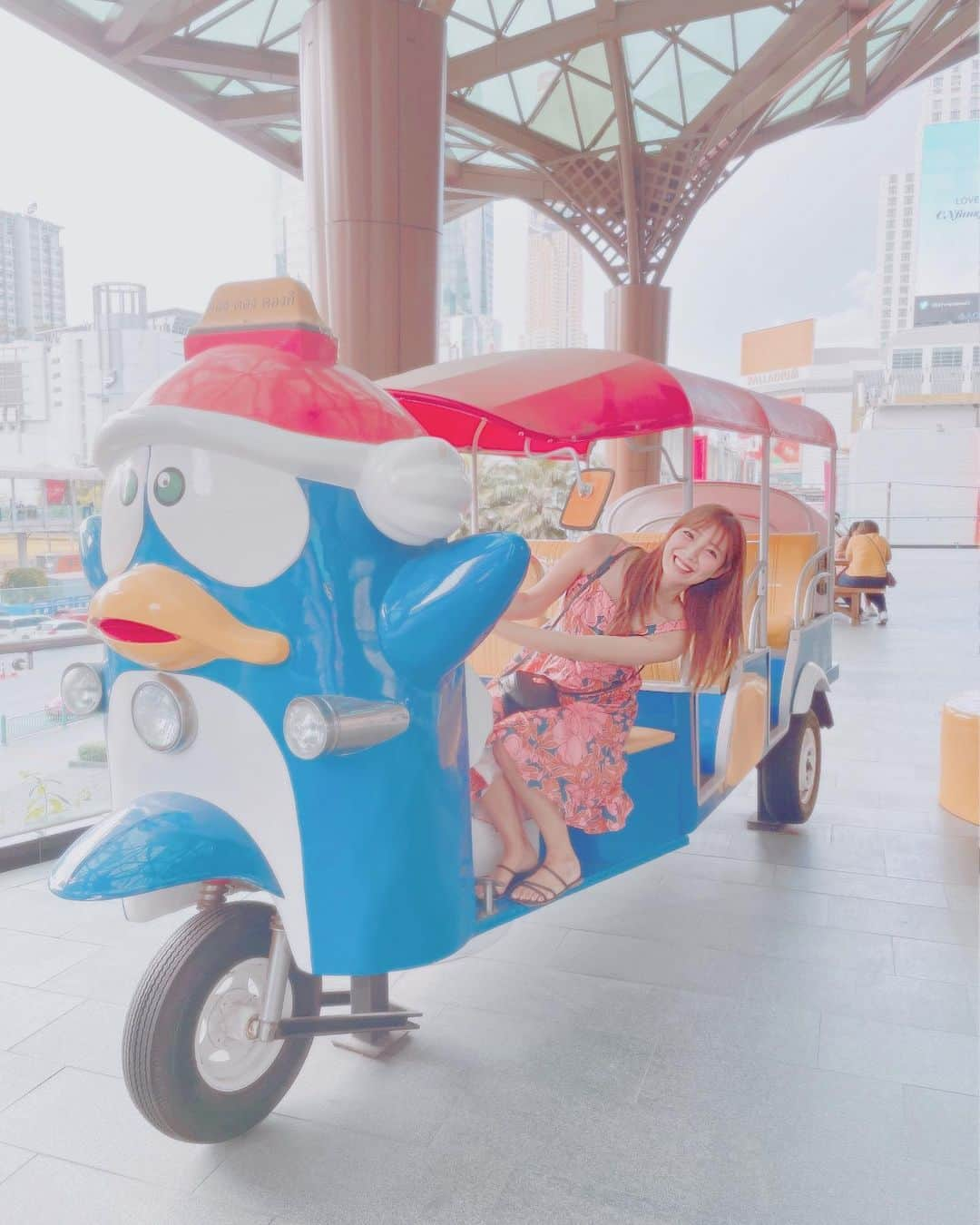 みまるのインスタグラム：「タイにもドンキホーテあるよ🐧💙 タイ語バージョンのドンドンドン〜って曲流れてるよ🎵 ドンペントゥクトゥク可愛い🛺💖✨  #みまる #mimaru #干物女 #タイ #🇹🇭 #海外移住 #バンコク #バンコク生活 #bangkok #bkk #thailand #thai #海外 #海外生活  #海外旅行  #ナチュラルライフ #自由人 #酒好き #youtuber #バンコク情報  #みまるチャンネル #在タイ日本人 #在タイ #バンコク駐妻 #バンコク観光 #タイドンキホーテ #ドンペン #バンコク旅行 #バンコクフォトスポット #themarket」