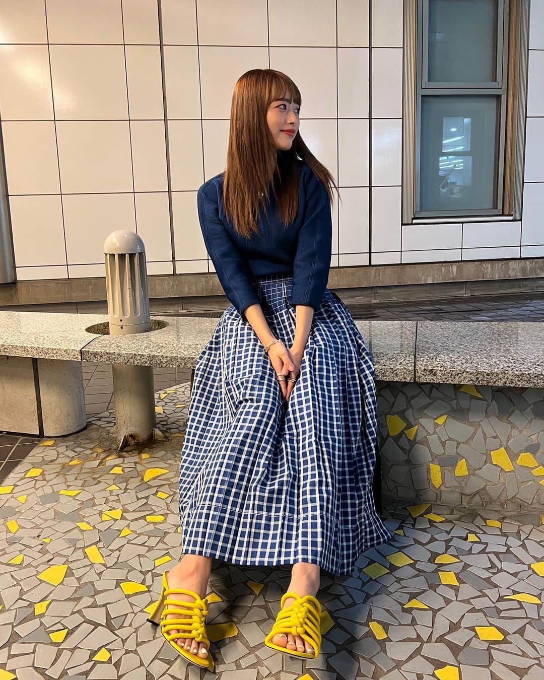 近藤千尋のインスタグラム：「おはようございます☀ 昨日のラヴィット🐰も ありがとうございました🤍🤍 ロケの写真も沢山あるからまた載せます❤️ 大好きなサンドウィッチマンさんにも またお会いできて楽しかったなぁ🥰  ウェア @toryburch  アクセサリー @blanciris_official  シューズ @sergiorossi  ママ業な土日👩 娘の習い事へいってきまーす🌸」