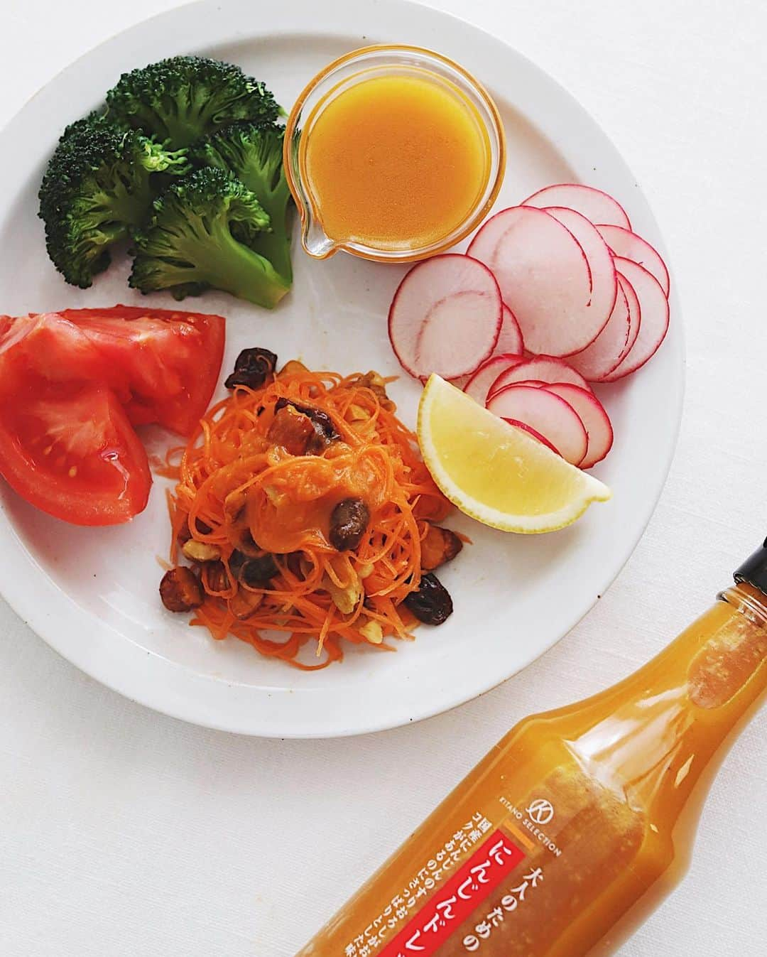 樋口正樹のインスタグラム：「salad 🥕 🥦 🍅 . 北野エースでお勧めしてる にんじんのドレッシングを にんじんのサラダに使うと にんじんの味がさらに濃く なっておいしくなりますよ😋 . ちなみに極細のおろし金で 大根のツマのようにおろし 食べるのがマイブームです。 春にんじんをフレッシュな 生でいただくにはコレが◎👍 . このにんじんドレッシング 北野エースの買物倶楽部で アンバサダーレシピ紹介中。 👉@kitanoace . . #キャロットラペ #大人のためのにんじんドレッシング #サラダプレート #生野菜 #春野菜 #野菜を食べよう #ビタミンカラー #野菜が美味しい #サラダ #ドレッシング #北野エース買物倶楽部 #北野エース #北野エースで購入 #kitanoace #dressing #salad」