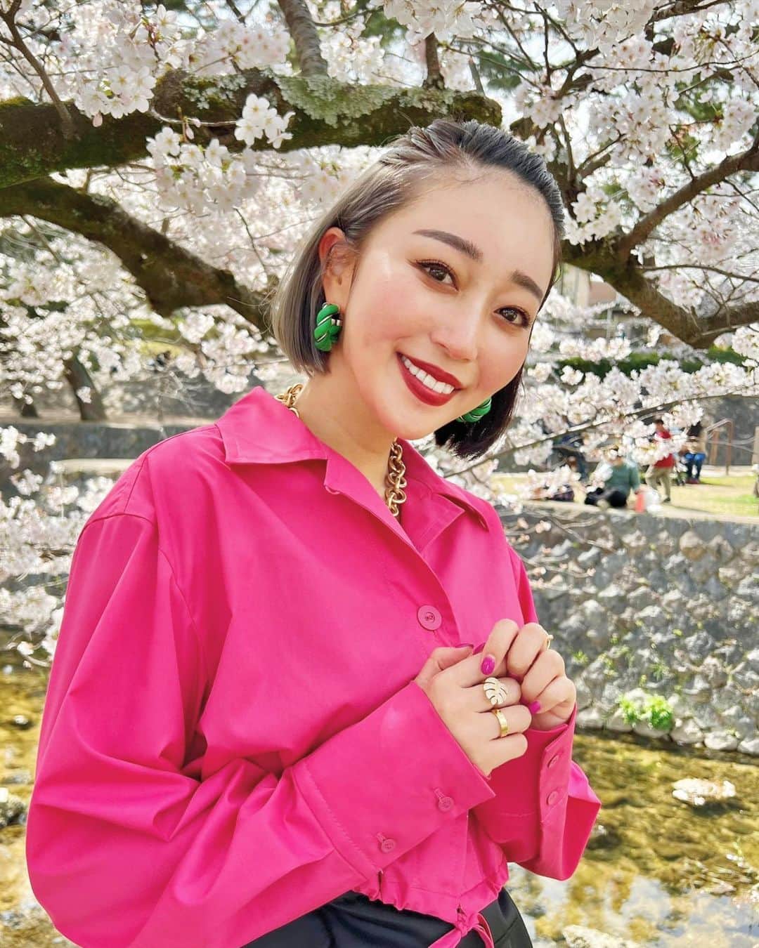 のインスタグラム：「🌸🌸🌸 お散歩がてら夙川の桜見に行った🌸 ほんと毎年綺麗でうっとりする🌸 お花見だからピンクのお洋服を着て🤭💗 この間 @lalastyprivatesalon 行ったからお肌の調子がすごく良い♡ いつもありがとうございます♡ そしてまつげエクステも付けたて👀 @eyeflash_official  #sakura#🌸#お花見 #夙川#cherryblossom」