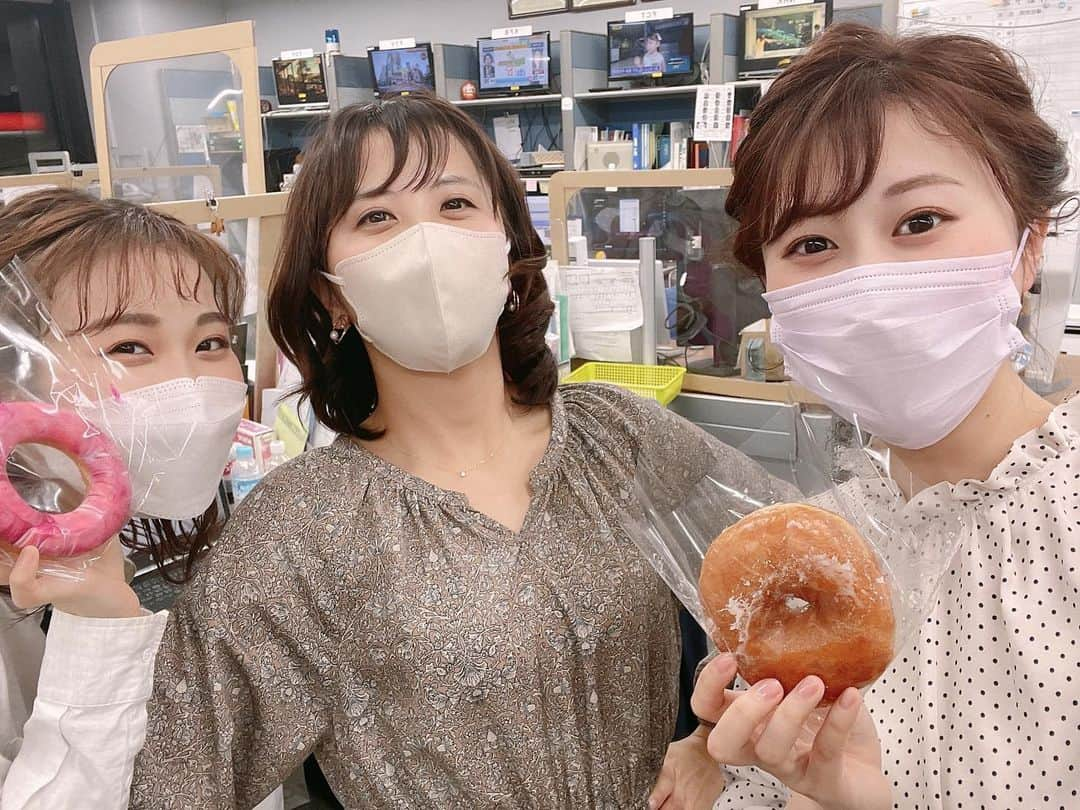 山崎聡子のインスタグラム：「🍩 岩渕先輩が買ってくれたドーナツ😋💓  生中継のなかで馬田さんと 食べたい！買ってきてください！と懇願したら、 「これ…欲しいかね😏」と ドヤ顔でプレゼントしてくれました！！笑  #感謝を込めて羽根つけておきます👼🏻 #神さま仏さま岩渕さま #毎週水曜日のアナ中継ぜひ見て〜👀　  #いわき市 #イオンモールいわき小名浜 #ジャックインザドーナツ #生中継 #シェアkfb #岩渕葵 #馬田万葉」