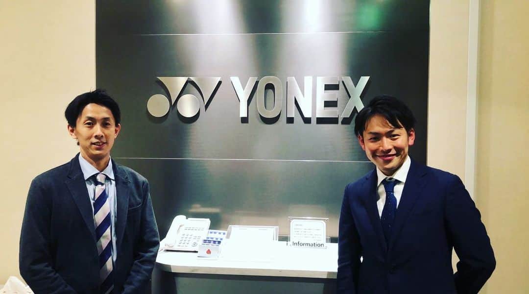 のインスタグラム：「【ご報告】 この度4/1よりヨネックスバドミントンチームのコーチになりました。 なかなか皆さんに報告が出来ずにすみませんでした。  これからは指導者として、コミュニケーションをとりながら選手達と一緒に目標に向かって全力で頑張りたいと思います！！ 今までとは全く違うので不安はありますが、選手時代色々なことがあったので少しでもその経験を生かしてコーチング、サポートしていこうと思っています。  自分もそうでしたがファンの方達の応援が選手にとって１番の力になりますので、ヨネックスバドミントンチームの応援よろしくお願い致します。  またこれからはイベント、講習会も増えてくると思うのでバドミントンの普及、発展にも貢献したいと思っています。 バド界盛り上げていきたいですね！ 皆さんにお会いできるのが楽しみです！！  新天地でも頑張ります🏸💪  勝負！勝負！勝負！  写真は初日に山田監督代行と一緒に💪 次は皆んなで撮りたいですね。  #yonex #ヨネックス #YonexBadmintonTeam #ヨネックスバドミントンチーム」