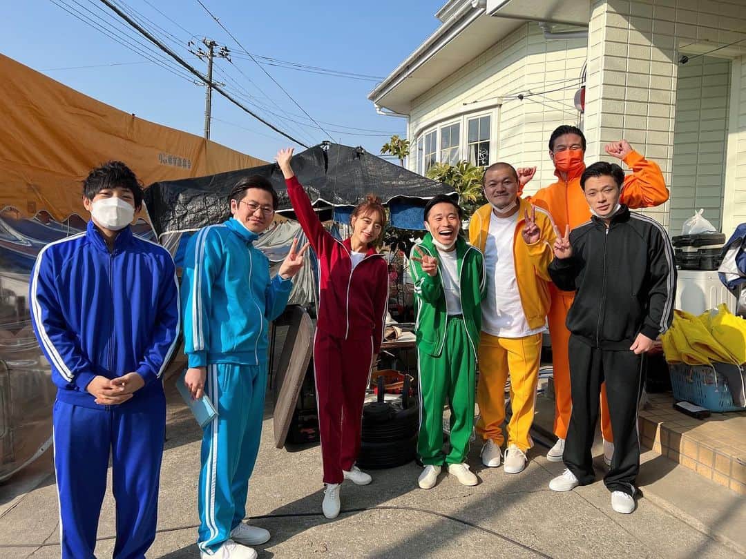 近藤千尋のインスタグラム：「みんなで仙台ロケした時の、、❤️ 見逃した方は昨日のラヴィット TVerでご覧くださいー📺🤍  グレープカンパニーの社員旅行に 参加させてもらいました❣️笑 芸人さん達といると、ずっと 笑ってばっかり！！😂  仙台の、美味しい牡蠣や ハーバーハウスかなめさんで 漁をさせてもらったり、、🥰 沢山の思い出ができました🙇‍♀️☀️  次は誰とどこのロケいけるかなぁ💕笑」