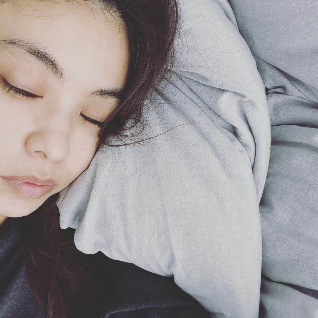 滝沢眞規子さんのインスタグラム写真 - (滝沢眞規子Instagram)「ブスすぎますね。 お天気いいのに動けない。 ちょっと休憩と思って寝転んだら動けない😅」4月2日 11時08分 - makikotakizawa