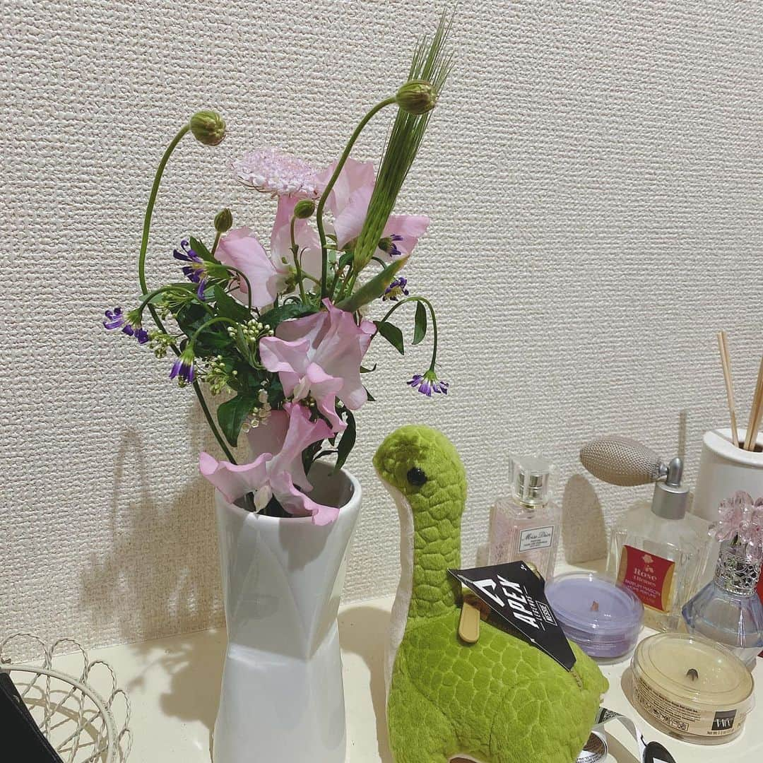 大谷咲子さんのインスタグラム写真 - (大谷咲子Instagram)「今年に入ってから限界と廊下が改修されて新築のように綺麗になったので玄関に生花を飾るようにしています💐  つぼみが多めのものを選んで、少しでも長く楽しめるように…🌸🦕  #青山フラワーマーケット  #aoyamaflowermarket」4月2日 11時26分 - sakiton69