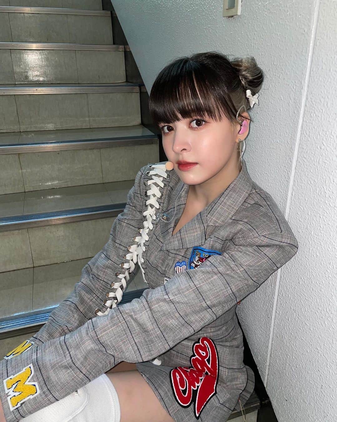 NMIXXさんのインスタグラム写真 - (NMIXXInstagram)「Loc. 2. Shoelaces everywhere! Today's #playlilyst : Fly As Me - Silk Sonic. #ilovethatsongsomuch #givemefunkysongrecs #NMIXX #엔믹스 #릴리 #LILY」4月2日 11時33分 - nmixx_official