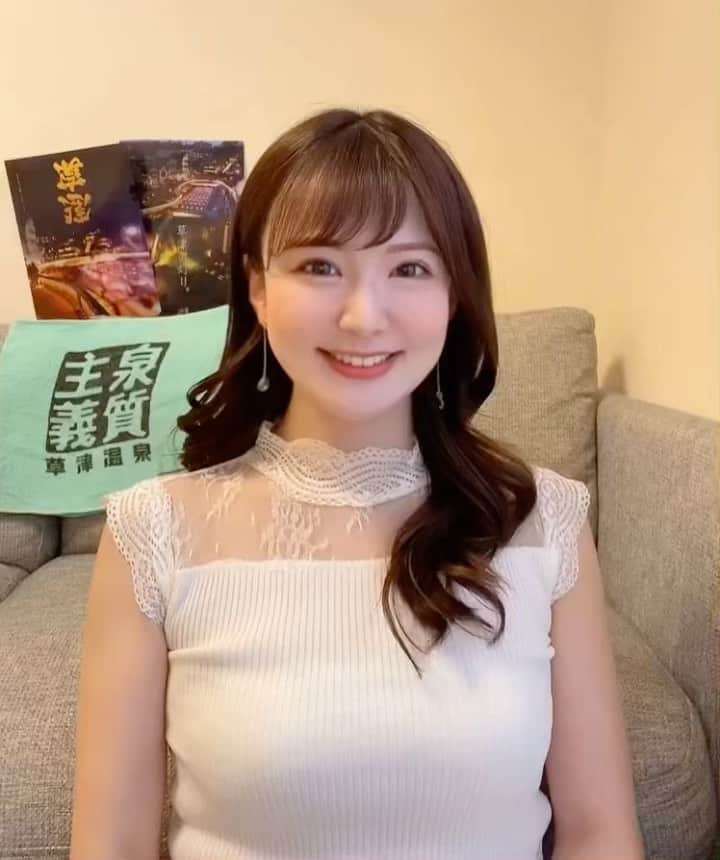 那津あやこのインスタグラム：「GWは草津温泉でゆっくりしませんか？♨️✨ ⁡ ⁡ 「草津のどこに行こうかな〜🤔」と迷った時は、 ・草津温泉アンバサダーのSNS ・草津温泉観光協会のSNSやHP ・最新版まっぷる群馬 ・草津温泉アンバサダーの冊子 （※草津温泉バスターミナル1階観光案内所にて無料配布中‼️） ⁡ これらがオススメです‼️✨ ⁡ 3月に草津に行った時は、 学生さんを中心にかなり賑わっていました🥰 ⁡ 草津の気温は東京の気温から−10℃ほど❄️ まだ雪が残っていて寒かったので 暖かくして行って下さいね☺️💕 ⁡ ⁡ #草津温泉 #草津 #群馬 #草津温泉アンバサダー #温泉 #旅行 #travel #kusatsu #model #那津あやこ #女子旅 #GW」