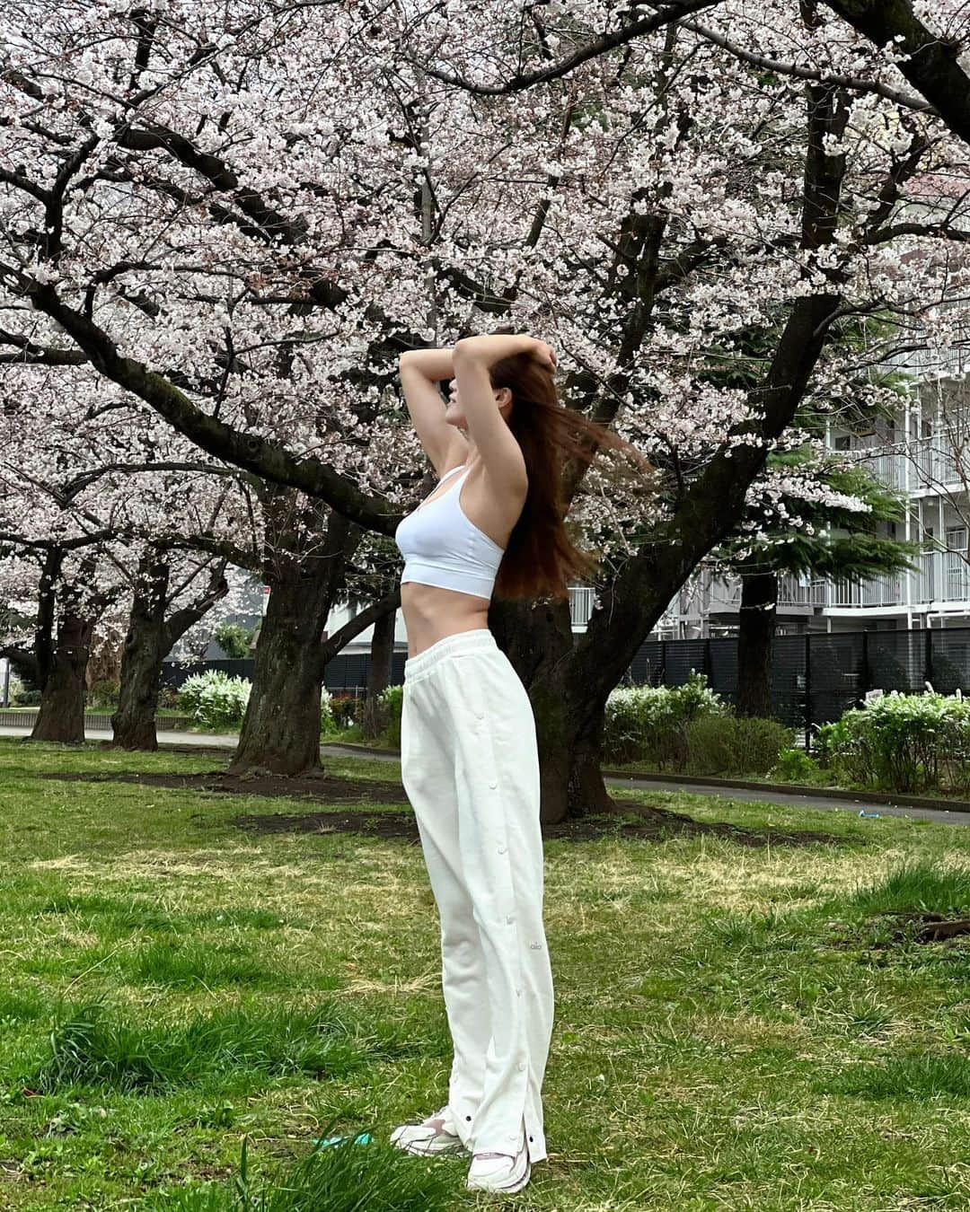 佐野真彩さんのインスタグラム写真 - (佐野真彩Instagram)「週末🌸👟  👖@aloyoga  @alo  #alo #aloyoga #トレーニングウェア」4月2日 12時06分 - sano.maya