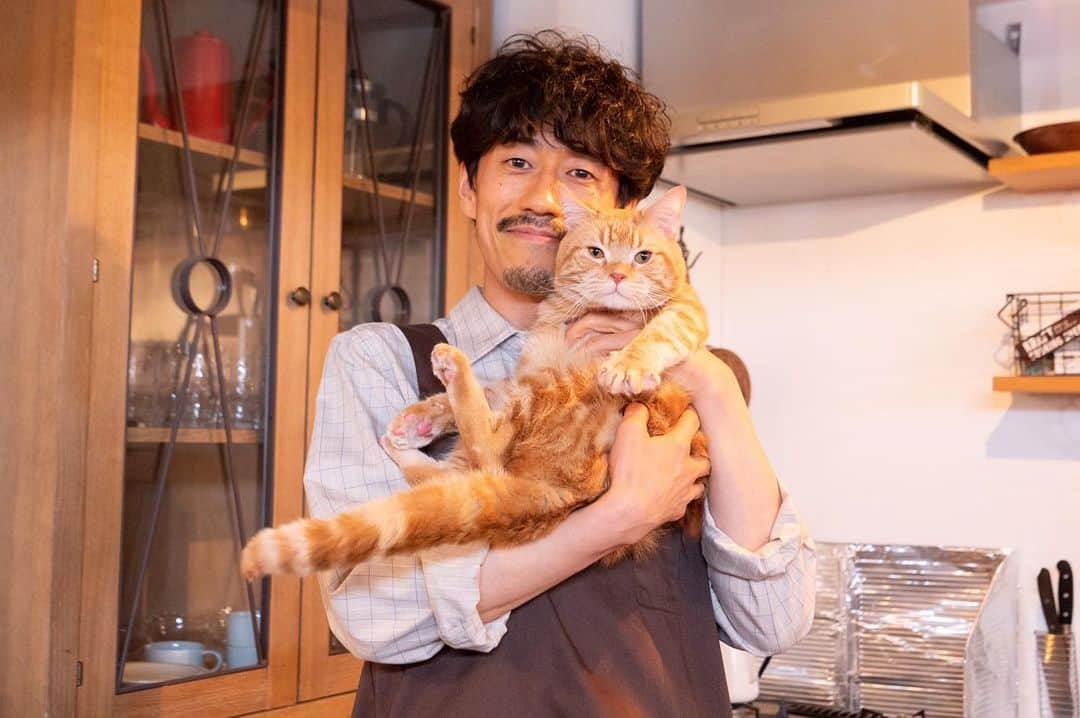 となりのチカラのインスタグラム：「.  🐱ある日の #となりのチカラ ☕️  吾輩とカフェのマスターだな🧔‍🐈  なぜ、一緒にいるのか… まだ知らない人は 最終回の見逃し配信を見るといい🐱  #夙川アトム #田中哲司 #招き猫」