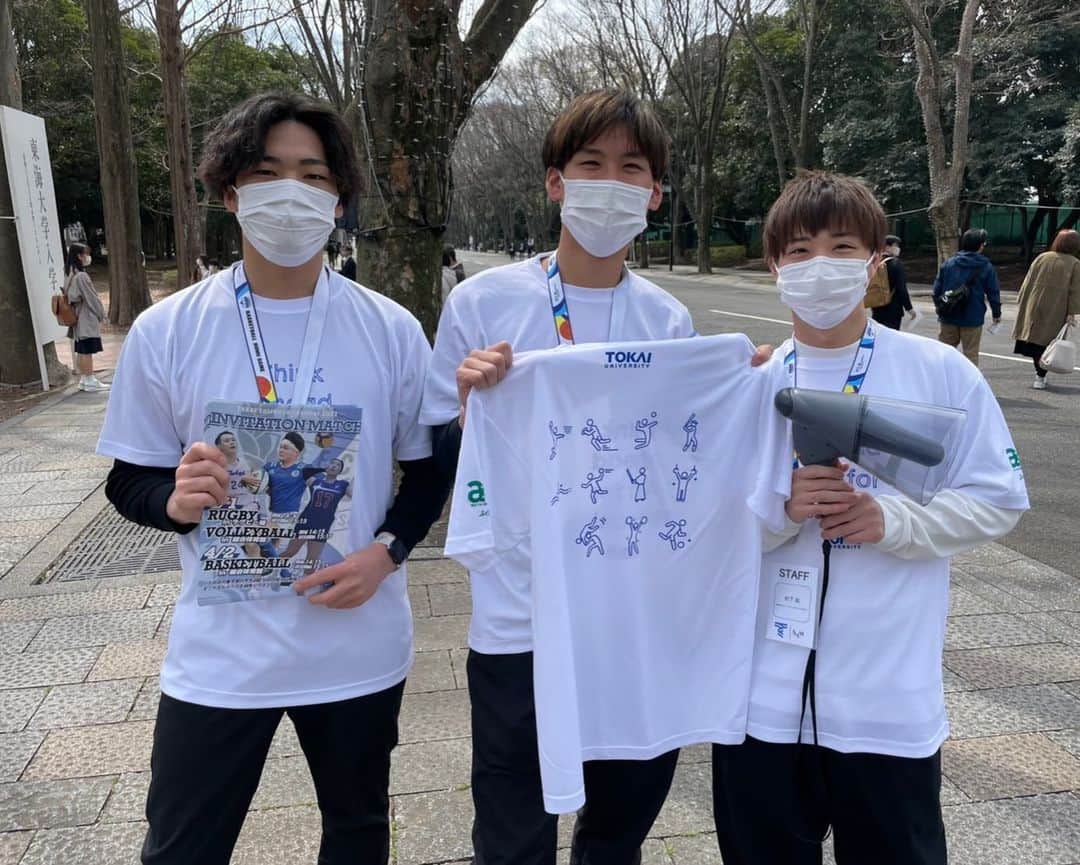 東海大学（公式）のインスタグラム：「本日の入学イベント『Tokai Entrance Festival 2022』  15時15分から🏀男子バスケットボール部🏀Invitation Match〔東海大学VS筑波大学〕が総合体育館にて行われます！ 会場ではオリジナルTシャツと応援グッズを配布します🎉一緒に着て応援しましょう🌈 #東海大学 #入学イベント #バスケ #GM」