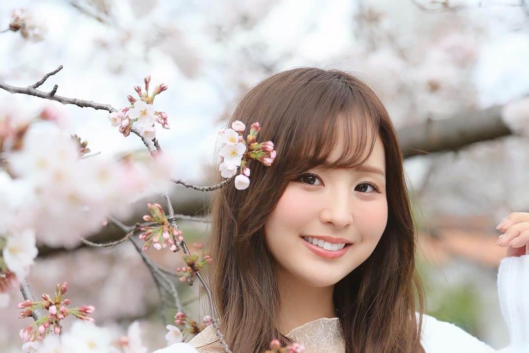 のインスタグラム：「桜が髪飾りみたいでかわいい🌸  #さくら #桜 #cherryblossom  #安田七奈 #なーちゃ #レースクイーン #rq #ラウンドガール #グラビア #グラビアアイドル #グラドル #インスタグラビア#美乳 #wedssport #bandoh #セクシー #セクシー美女#wedssportracinggals #followme #japanese #japanesegirl #instagood #instalike #photooftheday #팔로우 #얼스타그램 #粉我 #非常好 ⠀ ⠀」
