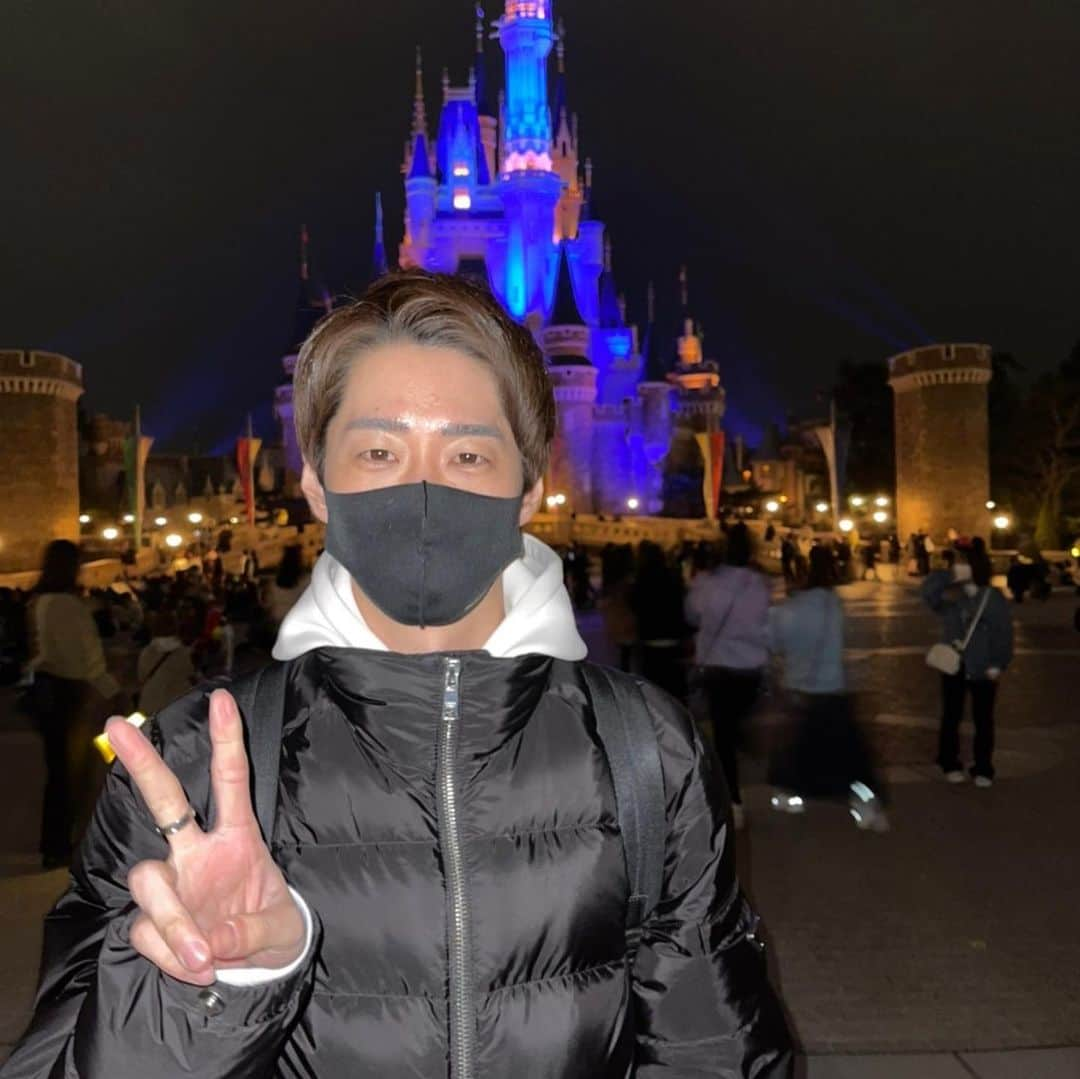 まえっさんさんのインスタグラム写真 - (まえっさんInstagram)「ディズニーランド🏰🐭✨  #おじさんでも楽しいのがディズニー #ヒカルもツーショットが撮れて喜んでました #捧さんが僕のこと狙ってました #今度また家族でいこう」4月2日 12時09分 - maessann0918