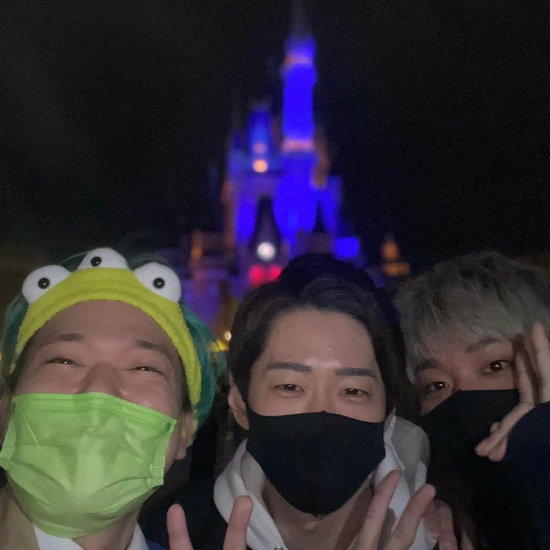 まえっさんのインスタグラム：「ディズニーランド🏰🐭✨  #おじさんでも楽しいのがディズニー #ヒカルもツーショットが撮れて喜んでました #捧さんが僕のこと狙ってました #今度また家族でいこう」