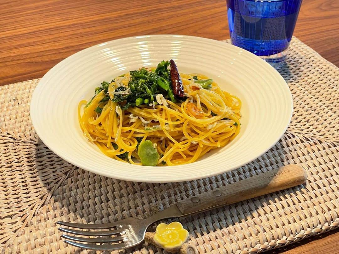 真飛聖さんのインスタグラム写真 - (真飛聖Instagram)「☺︎まとぶ飯☺︎  菜の花としらすのペペロンチーノ。 〜榎本美沙さんのレシピです〜  そら豆も加えてみました✨  榎本さんのレシピはどれも美味しくて 本当に大好きなんです。 今回は、フライパンひとつで出来るから、 片付けも楽ちんでした☺︎  @misa_enomoto  #榎本美沙 さん #春野菜 #まとぶ飯」4月2日 12時14分 - sei_matobu