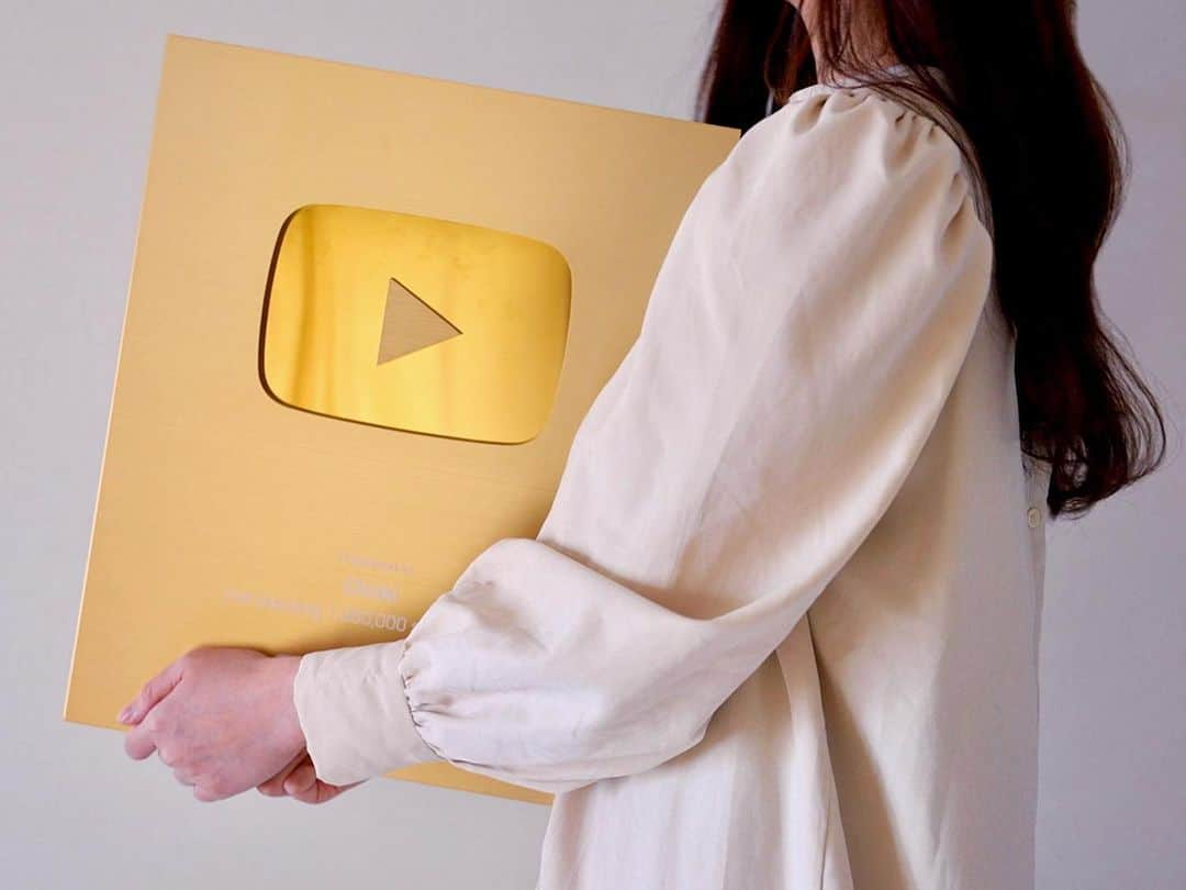 Chokiのインスタグラム：「持ち物の中でいちばん重い🤲🎞  宝物🧚🏻‍♀️  #金の盾#goldplaybutton#YouTube#youtubecreatorawards」