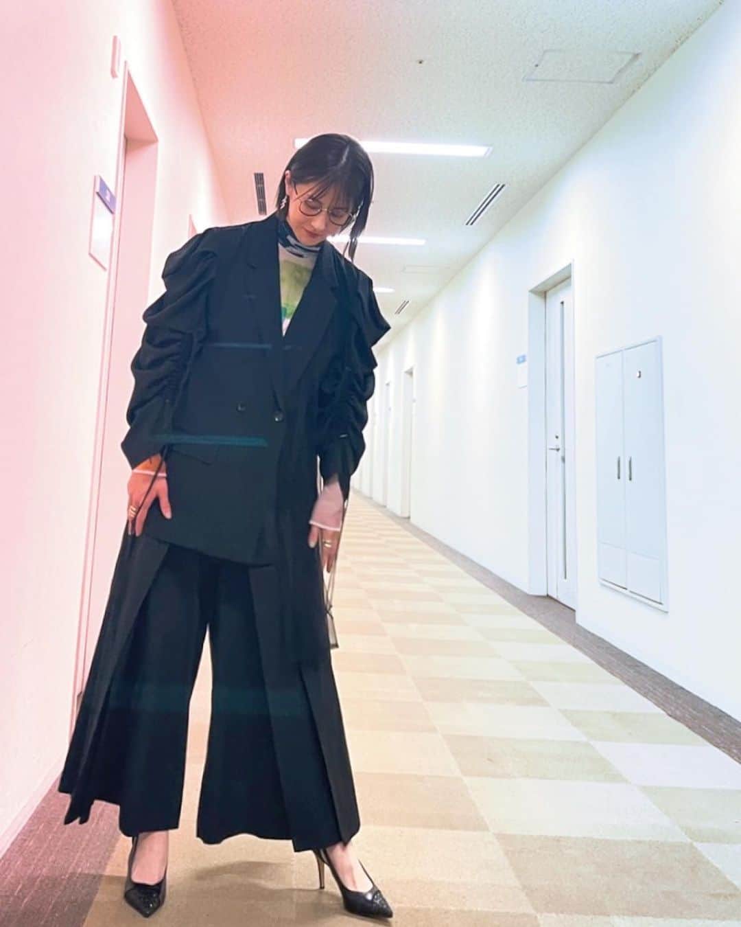 松本若菜のインスタグラム：「全力！脱力タイムズ  緊張しまくりでしたが やっぱ面白かったなぁ。  また一つ夢が叶いました。 よろこび。  Jacket&Pants/shiroma Tops/sly Goldring/ukiyoshioka Slverring/jugemade  #全力脱力タイムズ」