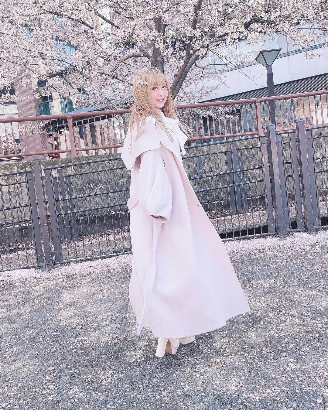 桧垣果穂さんのインスタグラム写真 - (桧垣果穂Instagram)「４月だけど寒くて冬コート🌸🫧  今年は#snidel とepineのコート着ました♡  この写真で着てるのはsnidelです🤍 シルエットも綺麗で襟も大きくて かわいくてお気に入りです🤍  桜綺麗だった〜！🌸  #かわいい  #kawaii  #ootd #love  #cute  #photooftheday」4月2日 12時38分 - kahohamu14