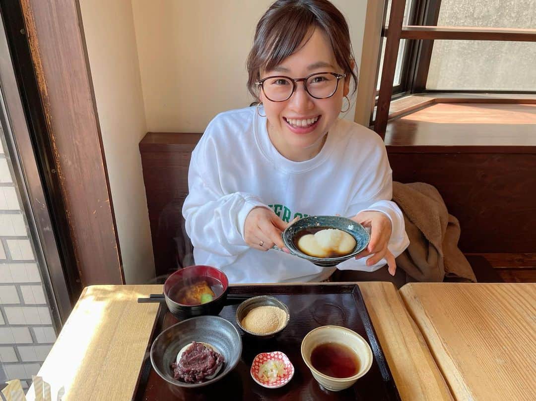 のインスタグラム：「🌷 お休みの日に、お餅ランチを頂きました😋 食べ終わったあとはもちろん、 お腹がお餅のように膨らんでいました…笑  #久々ランチ#お餅最高 #お腹いっぱい#もくしょくですよ」