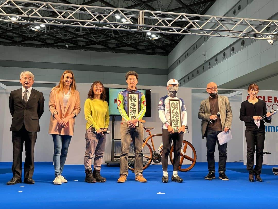 道端カレンのインスタグラム：「【9代目自転車名人】  本日は、ジャパンサイクルモードにて、9代目自転車名人🚴‍♀️就任セレモニーに、歴代自転車名人の一人として、私も登壇させていただきました。  自転車名人は2005年に1代目が、忌野清志郎さん、そして3代目がお友達の勝間和代さん、私は8代目を務めさせていただきました。  私は2019年11月の就任でしたが、その後すぐ世界的コロナ禍になったことで、自転車マナーについてのイベント等々、自転車名人としての活動が殆どできずに2年間の任務が終了してしまいましたが、引き続き、自転車の普及や安全啓蒙等発信していければと思っています。  この度の9代目には、元参議院議員の小泉昭男さん、東京パラリンピック日本代表の石井雅史さんのお2人が就任されました✨」