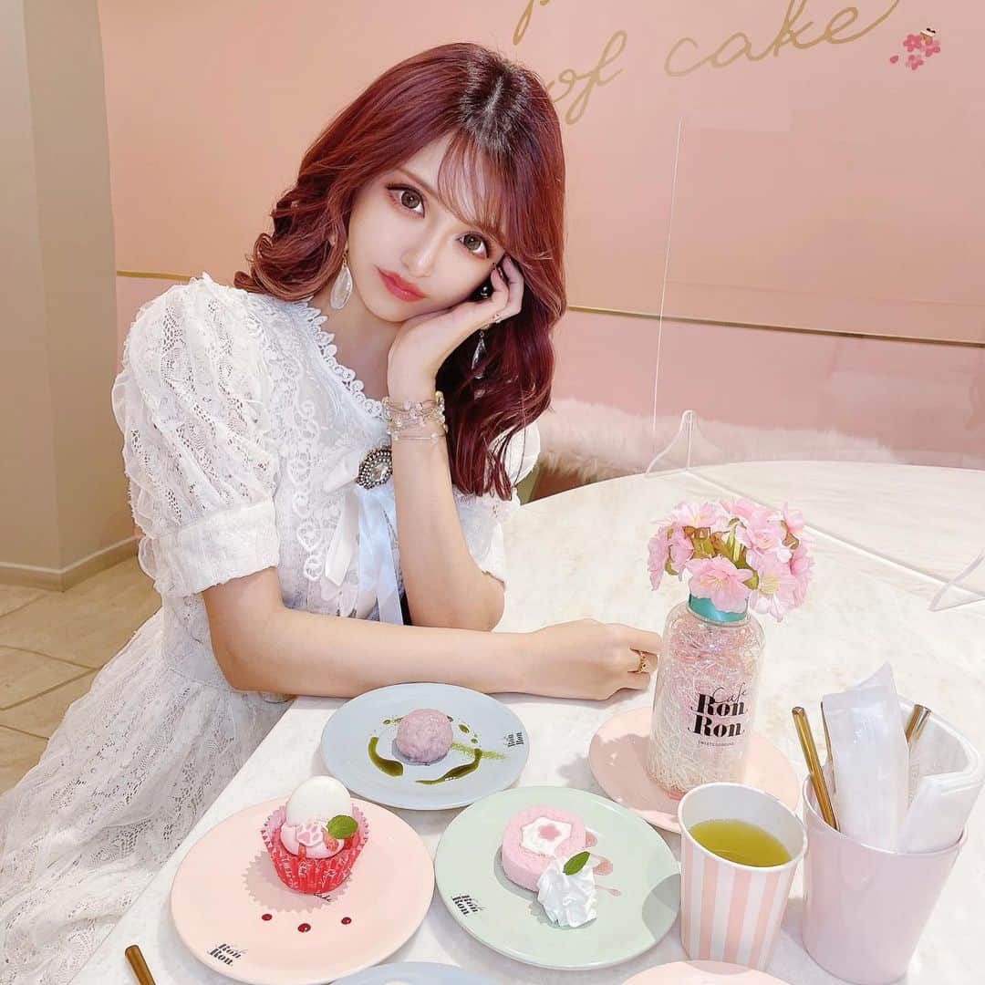 桜井莉菜さんのインスタグラム写真 - (桜井莉菜Instagram)「ずっと気になってた回転スイーツのお店【 @caferonron 】に行ってきた🧁🎂🍰💕 どんどん流れてくる可愛過ぎるスイーツ30種類を40分間食べ放題とか幸せ過ぎる時間🥰❣️  店内は全面ピンクで、お皿の色もパステルカラー💜💛💗 映え以外のナニモノでもない😍😍😍 プチナポリタンやチーズを挟んだクロワッサン、焼きおにぎりなどしょっぱい系もあるから飽きる事なくたくさん食べれて素敵ッ✨ 今回のドレスコードはホワイトだったので私はもちろん【 @riina_couture 】のワンピースで😘 甘いもの好きにはたまらんオススメ過ぎるお店でした💗💗💗  #回転スイーツ#食べ放題#ronron#カフェ#カフェ巡り #女子会」4月2日 13時28分 - rina__sakurai