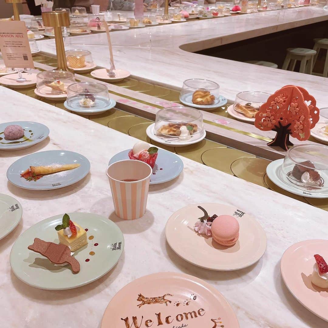 桜井莉菜さんのインスタグラム写真 - (桜井莉菜Instagram)「ずっと気になってた回転スイーツのお店【 @caferonron 】に行ってきた🧁🎂🍰💕 どんどん流れてくる可愛過ぎるスイーツ30種類を40分間食べ放題とか幸せ過ぎる時間🥰❣️  店内は全面ピンクで、お皿の色もパステルカラー💜💛💗 映え以外のナニモノでもない😍😍😍 プチナポリタンやチーズを挟んだクロワッサン、焼きおにぎりなどしょっぱい系もあるから飽きる事なくたくさん食べれて素敵ッ✨ 今回のドレスコードはホワイトだったので私はもちろん【 @riina_couture 】のワンピースで😘 甘いもの好きにはたまらんオススメ過ぎるお店でした💗💗💗  #回転スイーツ#食べ放題#ronron#カフェ#カフェ巡り #女子会」4月2日 13時28分 - rina__sakurai