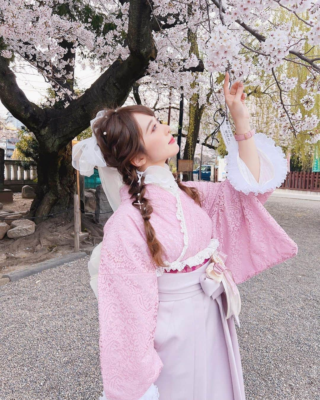 岡英里さんのインスタグラム写真 - (岡英里Instagram)「桜は今週末がピークみたいですね🌸  お花見行けるだけ行ってこようっと💪✨  ゆっくりお花見出来なかった人にも私の写真で少しでも花見気分味わってもらえたら嬉しいな💗  人力車の写真楽しいのが表情に出ていてお気に入り☺️❣️  浅草で人力車乗るなら東京力車さんおすすめです🥰🌸  #お着物 @romankan_kimono  #人力車 @tokyorickshaw   #PR  #浅草 #浅草デート #東京力車 #浅草着物レンタル #浅草着物 #双子コーデ  #かわいい #ピンクコーデ #大正ロマン館 #大正ロマン着物 #着物レンタル #浅草観光 #浅草桜スポット #お花見 #花見 #桜並木 #インスタ映えスポット #着物女子 #着物ヘアアレンジ #着物コーディネート #着物コーデ #着物好きな人と繋がりたい #着物でおでかけ #お着物 #tokyo #japanesegirl #japaneseculture #kimono」4月2日 13時51分 - okaeri0424