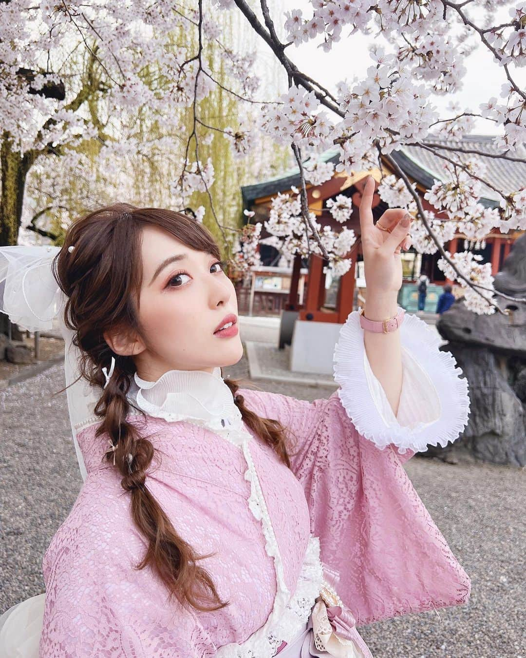 岡英里さんのインスタグラム写真 - (岡英里Instagram)「桜は今週末がピークみたいですね🌸  お花見行けるだけ行ってこようっと💪✨  ゆっくりお花見出来なかった人にも私の写真で少しでも花見気分味わってもらえたら嬉しいな💗  人力車の写真楽しいのが表情に出ていてお気に入り☺️❣️  浅草で人力車乗るなら東京力車さんおすすめです🥰🌸  #お着物 @romankan_kimono  #人力車 @tokyorickshaw   #PR  #浅草 #浅草デート #東京力車 #浅草着物レンタル #浅草着物 #双子コーデ  #かわいい #ピンクコーデ #大正ロマン館 #大正ロマン着物 #着物レンタル #浅草観光 #浅草桜スポット #お花見 #花見 #桜並木 #インスタ映えスポット #着物女子 #着物ヘアアレンジ #着物コーディネート #着物コーデ #着物好きな人と繋がりたい #着物でおでかけ #お着物 #tokyo #japanesegirl #japaneseculture #kimono」4月2日 13時51分 - okaeri0424