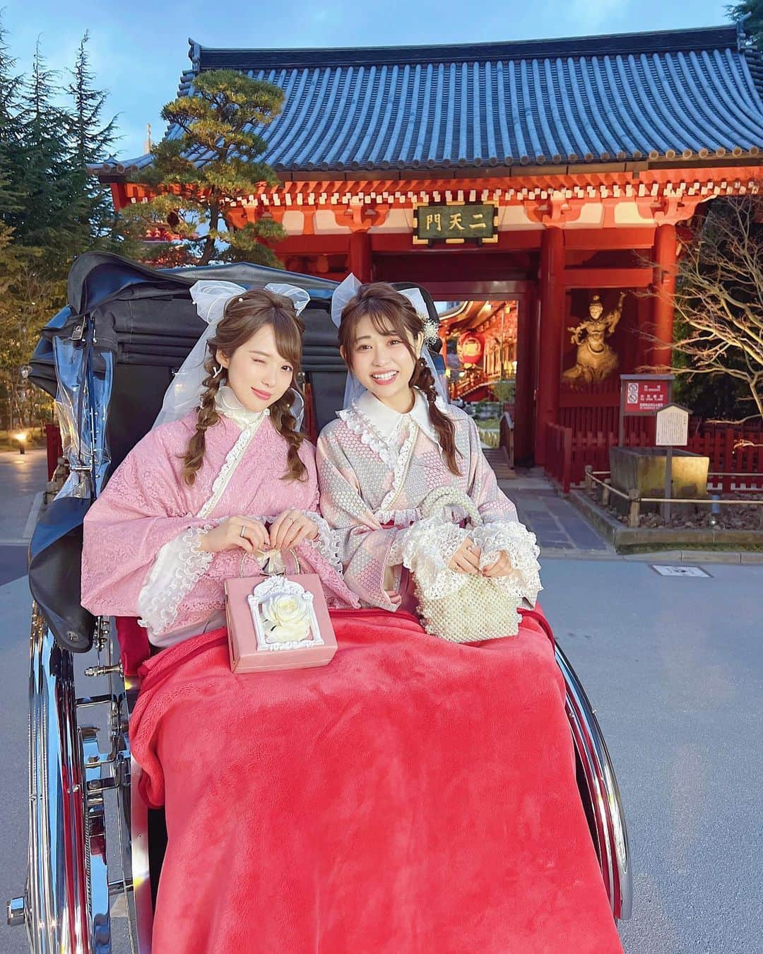 岡英里さんのインスタグラム写真 - (岡英里Instagram)「桜は今週末がピークみたいですね🌸  お花見行けるだけ行ってこようっと💪✨  ゆっくりお花見出来なかった人にも私の写真で少しでも花見気分味わってもらえたら嬉しいな💗  人力車の写真楽しいのが表情に出ていてお気に入り☺️❣️  浅草で人力車乗るなら東京力車さんおすすめです🥰🌸  #お着物 @romankan_kimono  #人力車 @tokyorickshaw   #PR  #浅草 #浅草デート #東京力車 #浅草着物レンタル #浅草着物 #双子コーデ  #かわいい #ピンクコーデ #大正ロマン館 #大正ロマン着物 #着物レンタル #浅草観光 #浅草桜スポット #お花見 #花見 #桜並木 #インスタ映えスポット #着物女子 #着物ヘアアレンジ #着物コーディネート #着物コーデ #着物好きな人と繋がりたい #着物でおでかけ #お着物 #tokyo #japanesegirl #japaneseculture #kimono」4月2日 13時51分 - okaeri0424