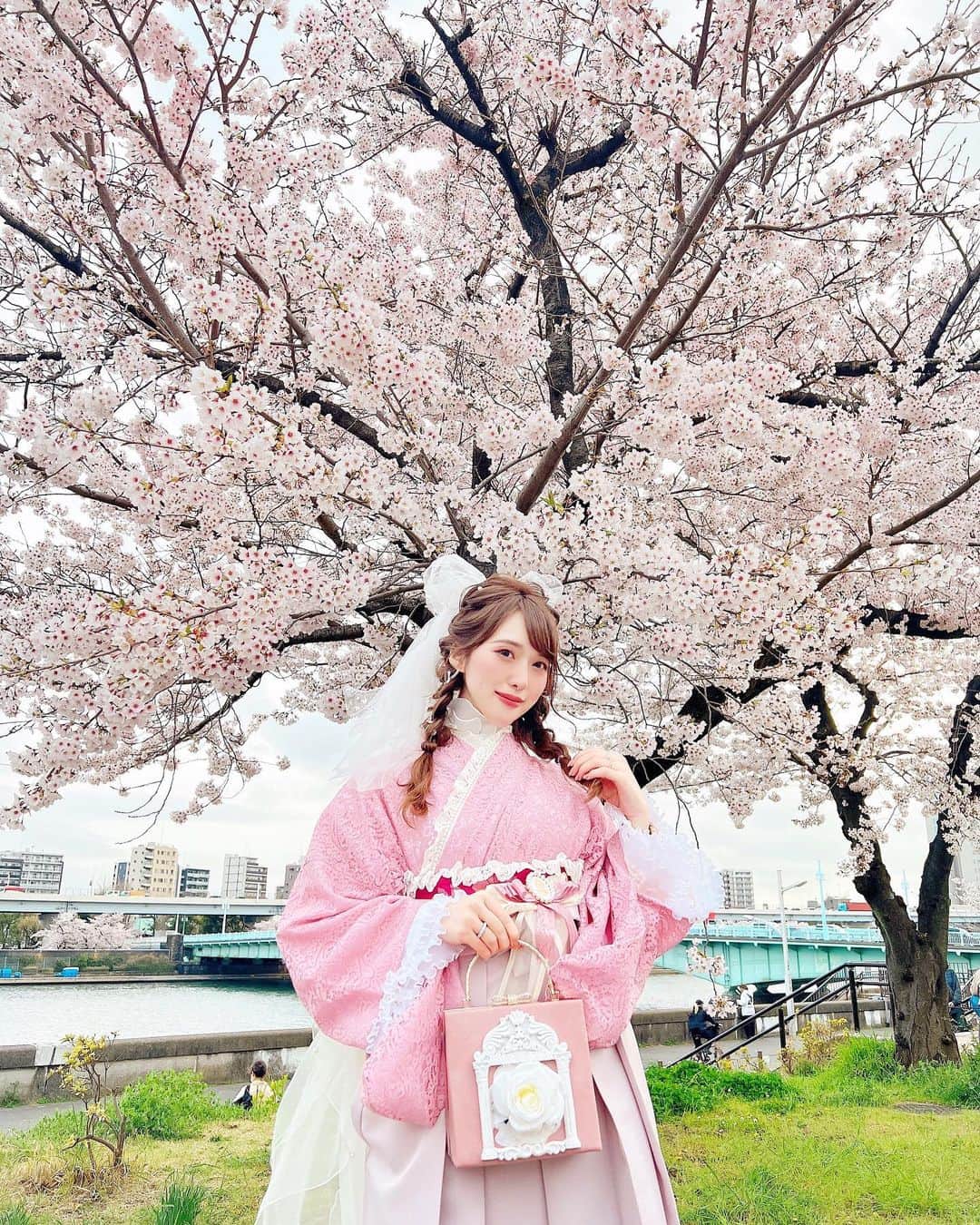 岡英里さんのインスタグラム写真 - (岡英里Instagram)「桜は今週末がピークみたいですね🌸  お花見行けるだけ行ってこようっと💪✨  ゆっくりお花見出来なかった人にも私の写真で少しでも花見気分味わってもらえたら嬉しいな💗  人力車の写真楽しいのが表情に出ていてお気に入り☺️❣️  浅草で人力車乗るなら東京力車さんおすすめです🥰🌸  #お着物 @romankan_kimono  #人力車 @tokyorickshaw   #PR  #浅草 #浅草デート #東京力車 #浅草着物レンタル #浅草着物 #双子コーデ  #かわいい #ピンクコーデ #大正ロマン館 #大正ロマン着物 #着物レンタル #浅草観光 #浅草桜スポット #お花見 #花見 #桜並木 #インスタ映えスポット #着物女子 #着物ヘアアレンジ #着物コーディネート #着物コーデ #着物好きな人と繋がりたい #着物でおでかけ #お着物 #tokyo #japanesegirl #japaneseculture #kimono」4月2日 13時51分 - okaeri0424