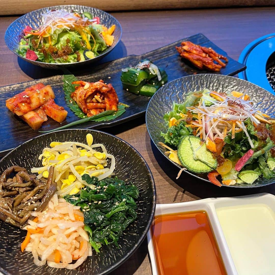のインスタグラム：「家族で出かけると 焼肉多め… ． 私は常に ナムルとサラダと🥗キムチで 体型管理😅 ． やっぱり魚が1番🤣✌️ ． #家族ごはん  #焼肉 #太る」