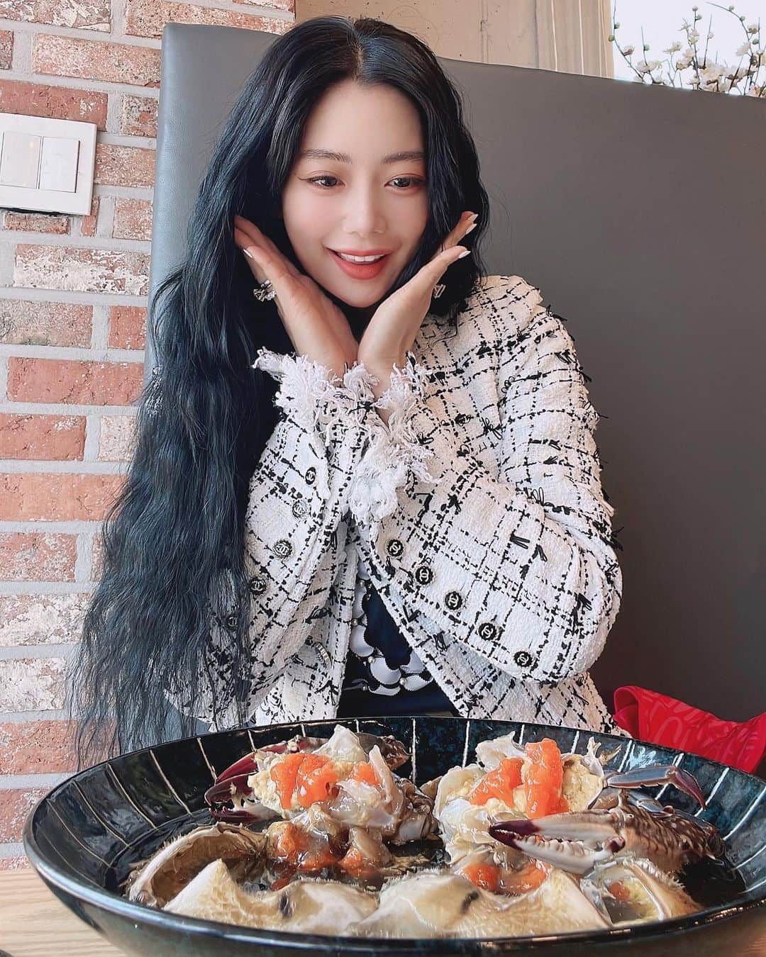 クララのインスタグラム：「부모님과 간장게장을 드디어!!!  #용인예원 #간장게장 너무너무 맛있다!!!!」