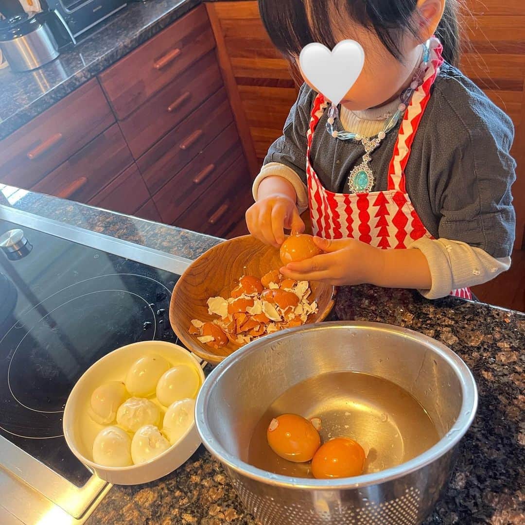 澤田泉美さんのインスタグラム写真 - (澤田泉美Instagram)「特別な、ちらし寿司👧❤️  4歳のお誕生日は悩みに悩んで 包丁・ピーラー・まな板 夜なべして作ったエプロンをプレゼント🎁💛 そう、お料理デビューです🥰❣️  洗い物や料理に興味を持ちはじめた彼女を見ていると、 出来ることが増えることが何よりも 目を輝かせてくれるんじゃないかな？っと思ってね☺️  なので、献立は娘と一緒に作れるものにしたくて、 ちらし寿司、さつま芋きんとん、胡瓜とトマトのナムル、 卵サラダにしました🥗❤️  あとは、わたしが作った金目鯛の煮付け、 唐揚げ、だし巻き卵、蛤のお吸い物です🥢  卵の殻を剥くのは、お手のもの💚 さつま芋をマッシュするのも、お手のもの🧡 プチトマトのヘタ取りに限っては、 割り込み参入してきた次女を上手にフォローしてあげて、 流れ作業に上手に変えていた！お見事👏👏👏 （ヘタ取りは自分がする→次女にプチトマトを渡す→次女がボールにプチトマトをいれるよう指示する）  はじめての包丁の作業に緊張しつつも楽しかったようで、 胡瓜を３本切りました🥒  ちらし寿司の飾り付けは、順番だけ指示をだして 全部のせてもらいました！  最後まで、集中してよく出来ました‼️  食事が終わる頃には眠くなってしまい、 誕生日ケーキを食べずに寝てしまった バースデーガールなのでした🤣❤️  4歳のお誕生日おめでとう🎉 #お誕生日#おめでとう #happybirthday #4歳#4th #あっという間 #三児の母」4月2日 14時19分 - izumi.sawada