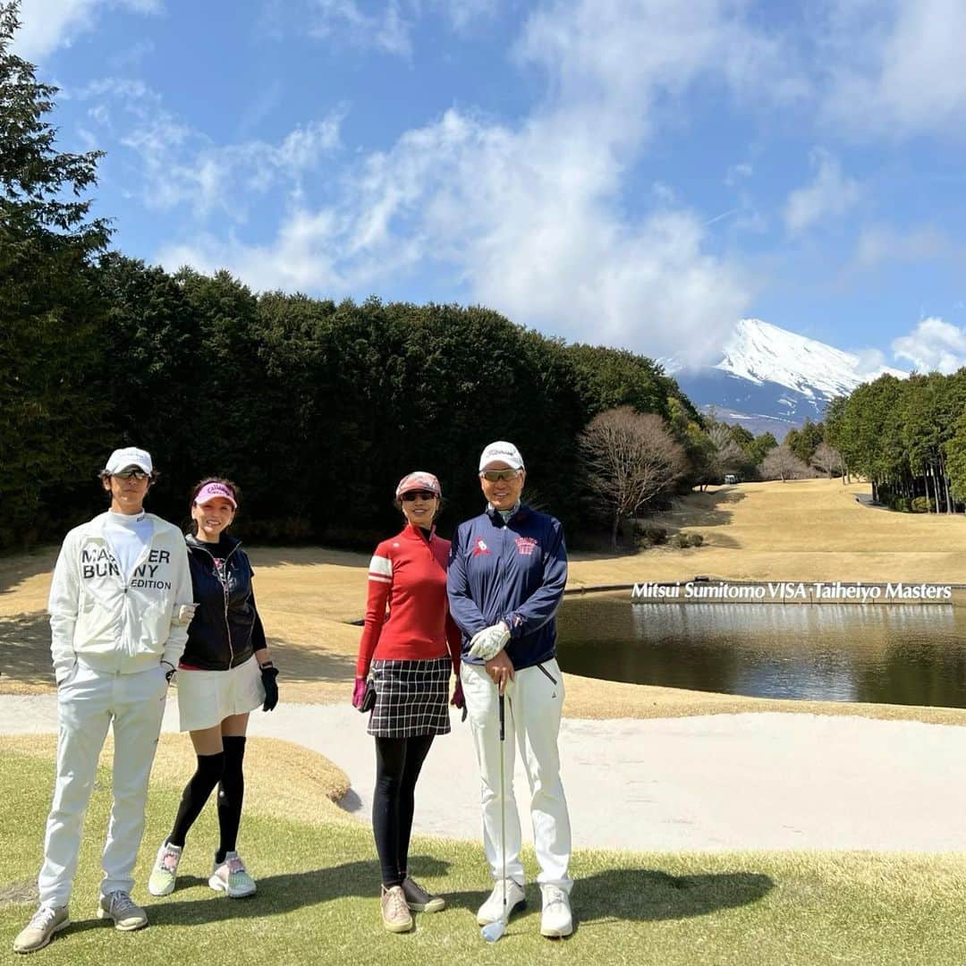 のインスタグラム：「久々のゴルフ⛳️ ． 大富豪の実業家ご夫婦と ． 本当に仲良しなご夫婦👫 いつも一緒に ゴルフしたり⛳️ 旅行したり✈️ ． そして2人とも実業家❣️ ． 見習うところ満載なご夫婦と楽しい1日🏌️‍♀️ ． 池見ると👀 すぐ入れちゃう人🤣✌️ 今回はセーフ❣️ ． 気分が良いとスコアも良い❣️ ． 素敵なゴルフ場でした #三井住友visa太平洋マスターズ  #ゴルフ #仲良し夫妻」