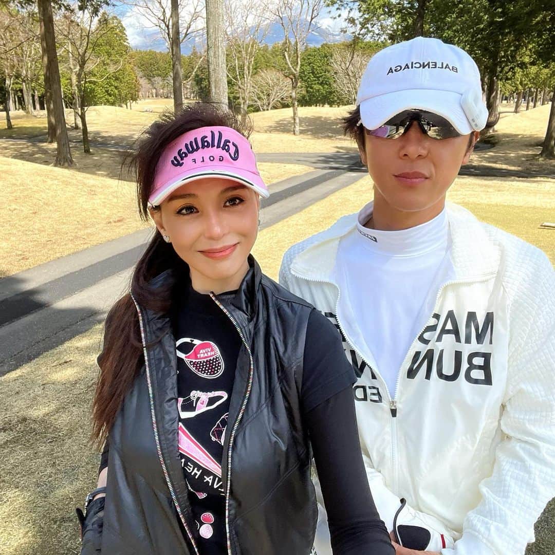 のインスタグラム：「ゴルフ⛳️ ． たまにはパパにお付き合い🤣✌️ ． 昔はいつも一緒にまわってたけど…⛳️ ． 歩くの面倒だし 上手くならないし💦 ． 敬遠してたゴルフ🏌️‍♀️⛳️ また始めようかな❓ ． パパだけめちゃくちゃ上達してて🤭 負けてらんないわ🤣✌️ ． #ゴルフ #また頑張ろう #三井住友visa太平洋マスターズ」