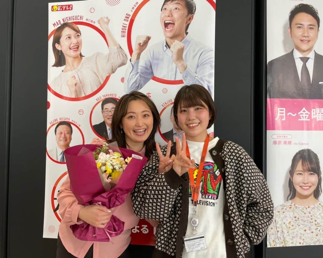 西口真央のインスタグラム：「私の広テレ生活4年とほぼ同じ期間、カメラアシスタントを頑張った品川ちゃん🏀🧡 年も近く入社一年目から色んなロケへ行き ディズニーロケや中四国の旅ロケ、お泊まり出張もよく一緒でした🏵  スポーツが大好きな品川ちゃん！！ 今後はその大好きなスポーツの世界で、新たな一歩を踏み出すとのこと🌸 同じタイミングでの卒業で、お世話になった先輩方にプチ卒業式をしていただきました🍰 また会おうねー！！！  #長身コンビ #スポーツ女子」