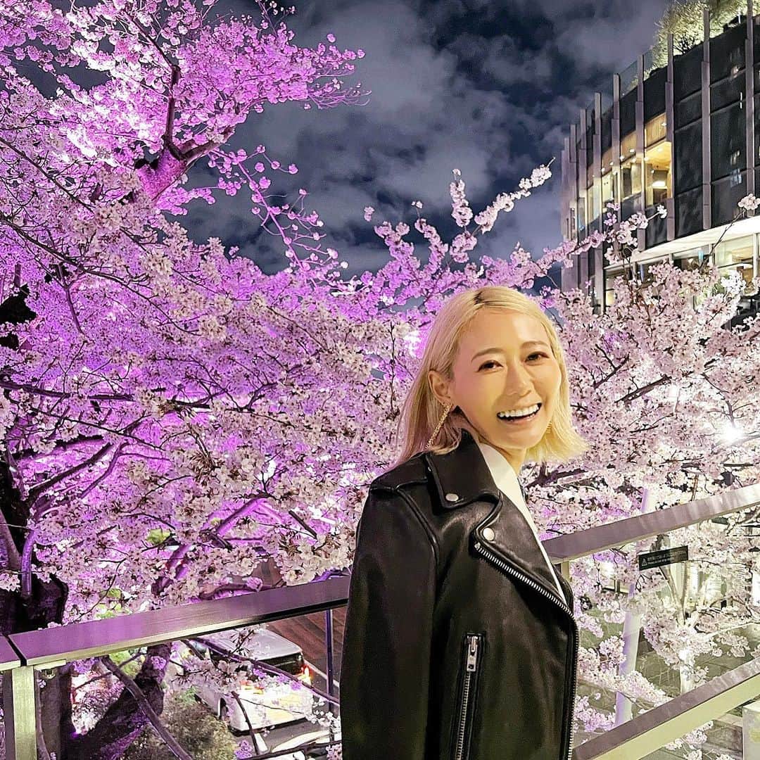 のインスタグラム：「【桜の時期って一瞬だけど今年は長いね🌸】 ⁡ なんだか今年は長く感じない？🌸 散るかなーと思いきやまだ咲いてるね😊 ⁡ わたしって楽しい時の顔ってバレやすい気がする。だいたいまりもっこりみたいな顔してる。笑 ⁡ #桜 #お花見#お花見コーデ  #花見スポット#花見#お花見日和  #ミッドタウン#ミッドタウン六本木#六本木#六本木ミッドタウン」