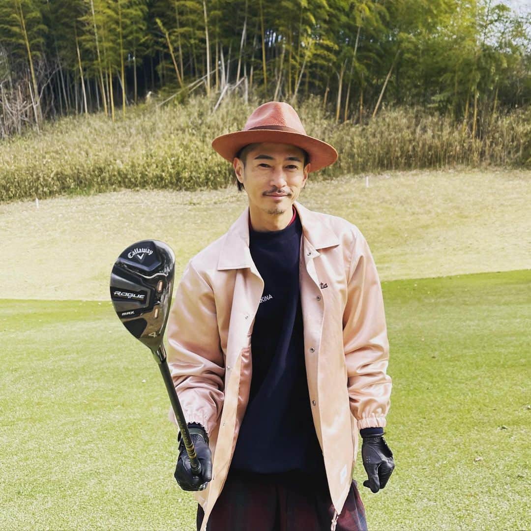 窪塚洋介のインスタグラム：「新クラブやで🏌️‍♂️ 3度目のラウンドですが、 結果は伏せます😑  #callaway」