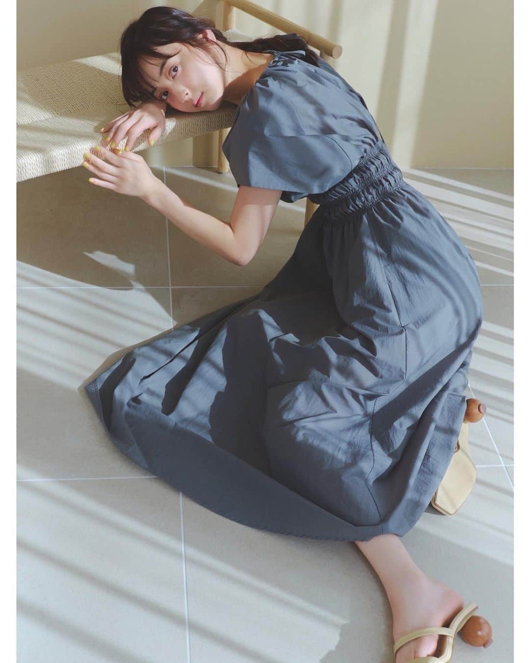 佐々木希さんのインスタグラム写真 - (佐々木希Instagram)「シャーリングドレス🤍 とても薄くて軽い、ペーパータッチのコットンナイロンを使用した、ワッシャー加工素材です☺︎ 袖下にはマチがついているので、下着が見えにくい仕様になっています。 付属にペチコートもついているので、透け感は気にならないです。  #iNtimite」4月2日 15時27分 - nozomisasaki_official