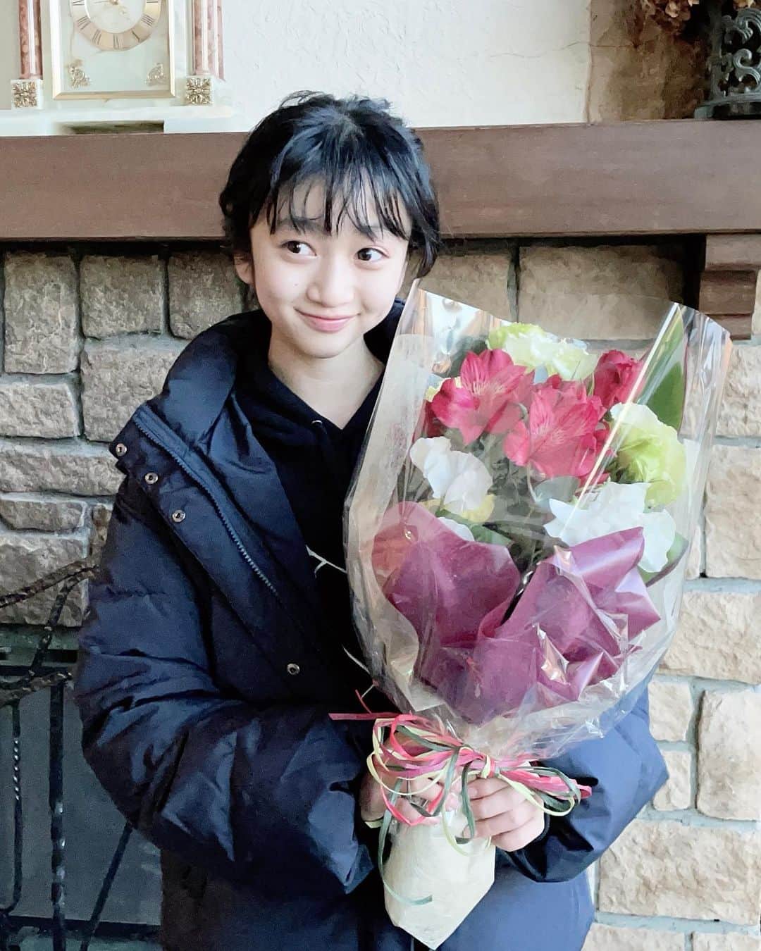 横溝菜帆のインスタグラム：「.  『 #君と世界が終わる日に 』 オールアップの写真です🌺  season1 から season3 まで 結月で頑張ってきましたが、 最後はゴーレム姿で アップになってしまいました🤣  ちょっぴり寂しい感じもしましたが、 ゴーレムでの終わり方も きみせからしく ラッキーだったと思います😙  自分の顔を鏡で見るのが怖かったです🧟‍♀️ 5枚目の写真、この姿 トイレで会っちゃったら嫌ですね。。  #オールアップ #ゴーレム #噛まれたら終わり」