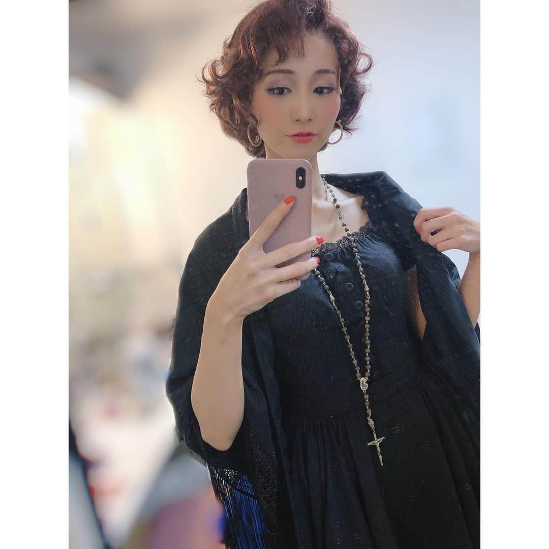 夢咲ねね（赤根那奈）さんのインスタグラム写真 - (夢咲ねね（赤根那奈）Instagram)「· 先日、ようやく念願の 【WEST SIDE STORY】を観れました😆 上映がスタートした時、この4人で見たいねと話つつお互いのスケジュールがなかなか合わず、もうダメかと思っていたところ奇跡的に合わせる事ができました🔥 このようなご時世なので、会場集合、現地解散でしたが4人集まれた事が嬉しくて…。 始まりの口笛からもう心が掴まれ、 Gymですでに高ぶってしまい涙しそうでした🥲笑 決闘からは涙止まらず、気づけば4人とも号泣笑 映画ならではの表現法だったり今の時代だからこその描写、役者さんの細やかな表情、すべてが素晴らしかったです❤️‍🔥 改めて音楽と物語の素晴らしさを感じ、この作品が好きなんだな😌と感じました そして、忘れてはならない リタ・モレノさんが出演されているのも胸熱です🔥🔥 あぁ、もう一度観たい……！ 写真はＷアニータ、ベルナルドで Gym踊れるかと思いましたが、もう無理でした😂 3枚目は、舞台稽古中止になる前にたまたま記念に撮影していたアニータ💃✨ 今となっては奇跡の一枚です笑  #WESTSIDESTORY #映画 #WSS3 #ベルナルド #アニータ #形見のクロス #ソニン ちゃん #小栗基裕 くん #有澤樟太郎 くん」4月2日 15時25分 - yumesaki__nene