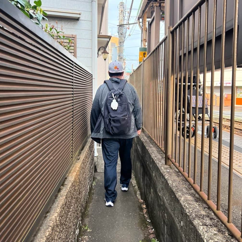 伊集院光のインスタグラム：「かみさんは俺がギリギリの幅の路地を通るのが面白いらしい。」