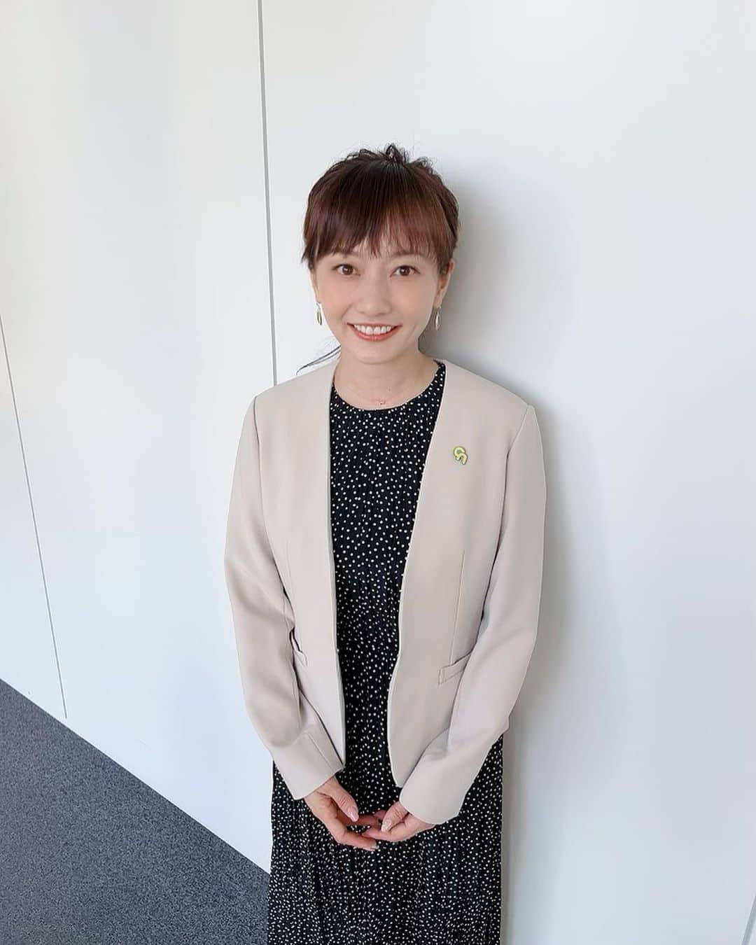 のインスタグラム：「初回の『中居正広のキャスターな会』見てくださった皆さん、ありがとうございました🤍 スタジオセットや番組ロゴなども新しくなりました🌸 来週からもよろしくお願いします♪  #ジャケット @attenir_official   #ワンピース @micaanddeal_official  @micaanddeal.ebisu  @micaanddeal.futakotamagawa  @micaanddeal.marunouchi  @micaanddeal.urawa   #ピアス #ネックレス @pourtoi_jp   #パンプス @kanematsu_official   #スタイリスト @tamakumamakiko   #テレビ朝日 #アナウンサー #島本真衣」