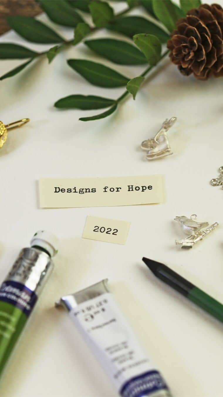 のインスタグラム：「✨A Special Announcement✨  The ‘Designs for Hope’ competition is back for the third year running! 🥰  At Alex Monroe, we are passionate about jewellery and the arts, and as part of our on-going efforts to improve diversity and inclusion within the jewellery industry, this year’s competition aims to offer a helping hand to those already designing or making jewellery, or those who have been dreaming of doing so, but just need a place to start! 🤝  The winner of Designs for Hope 2022 will receive a bursary of £1000 to help kickstart their jewellery making career or business - plus design royalties, Design and Production workshops, and more! 💍⚒️  Whatever stage your personal jewellery making process may be, we can’t wait to see your ideas - and spread the word to any friends or loved ones you feel would be perfect for this opportunity! 💫  Follow the link in bio for all the details of how to enter! 🔗  #AlexMonroe #AlexMonroeJewellery #DesignsForHope22 #JewelleryDesign #JewelleryMaking」